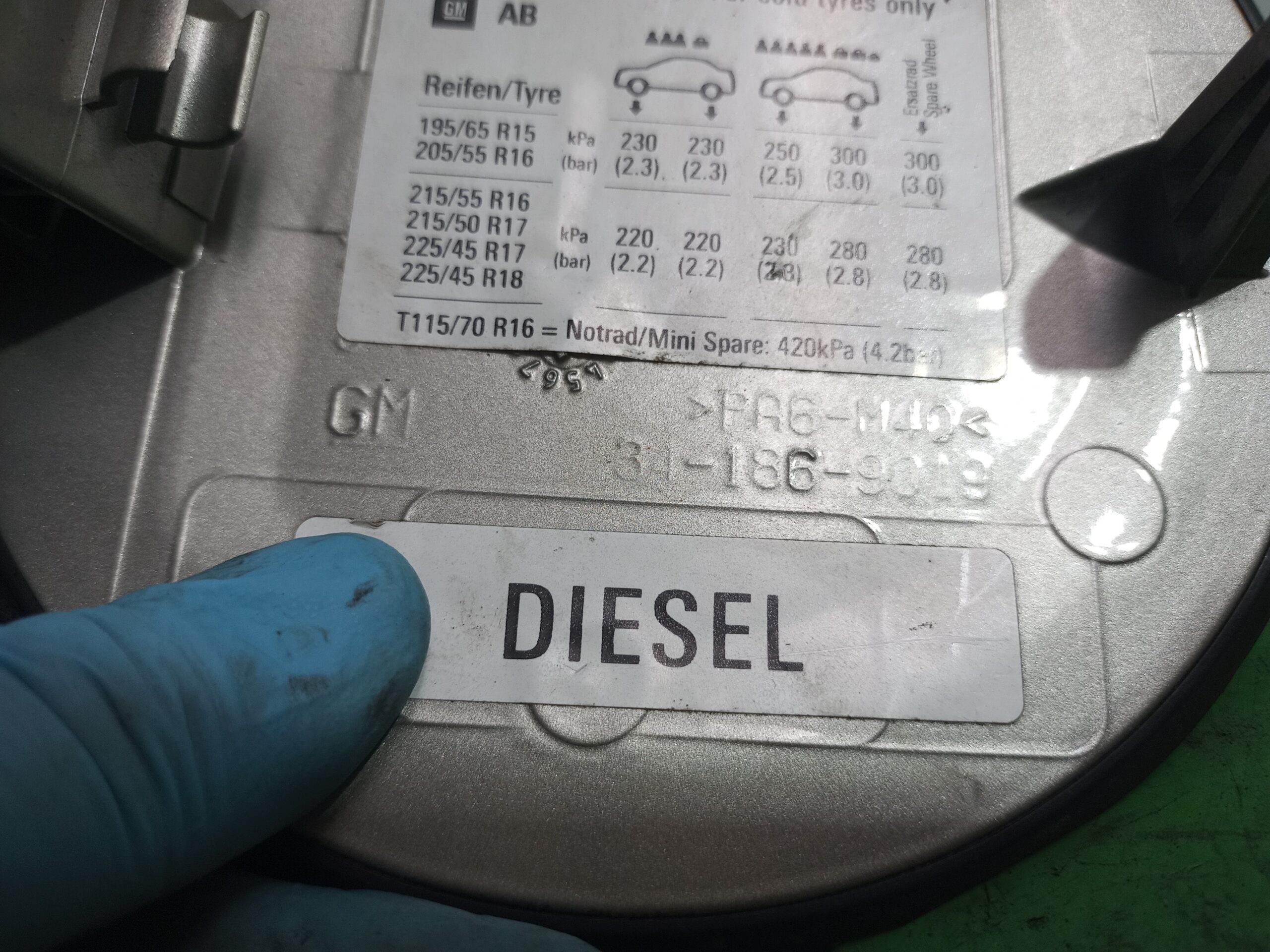 tapa_exterior_combustible_341869019_opel_vectra_c_berlina_essentia