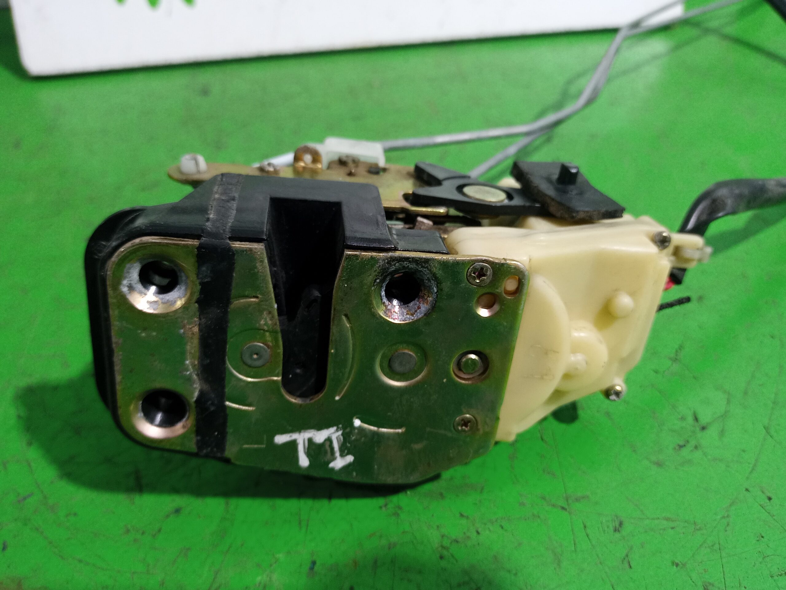 cerradura_puerta_trasera_izquierda_ge6v_73_310b_mazda_626_berlina_gf_2_0_16v_cat