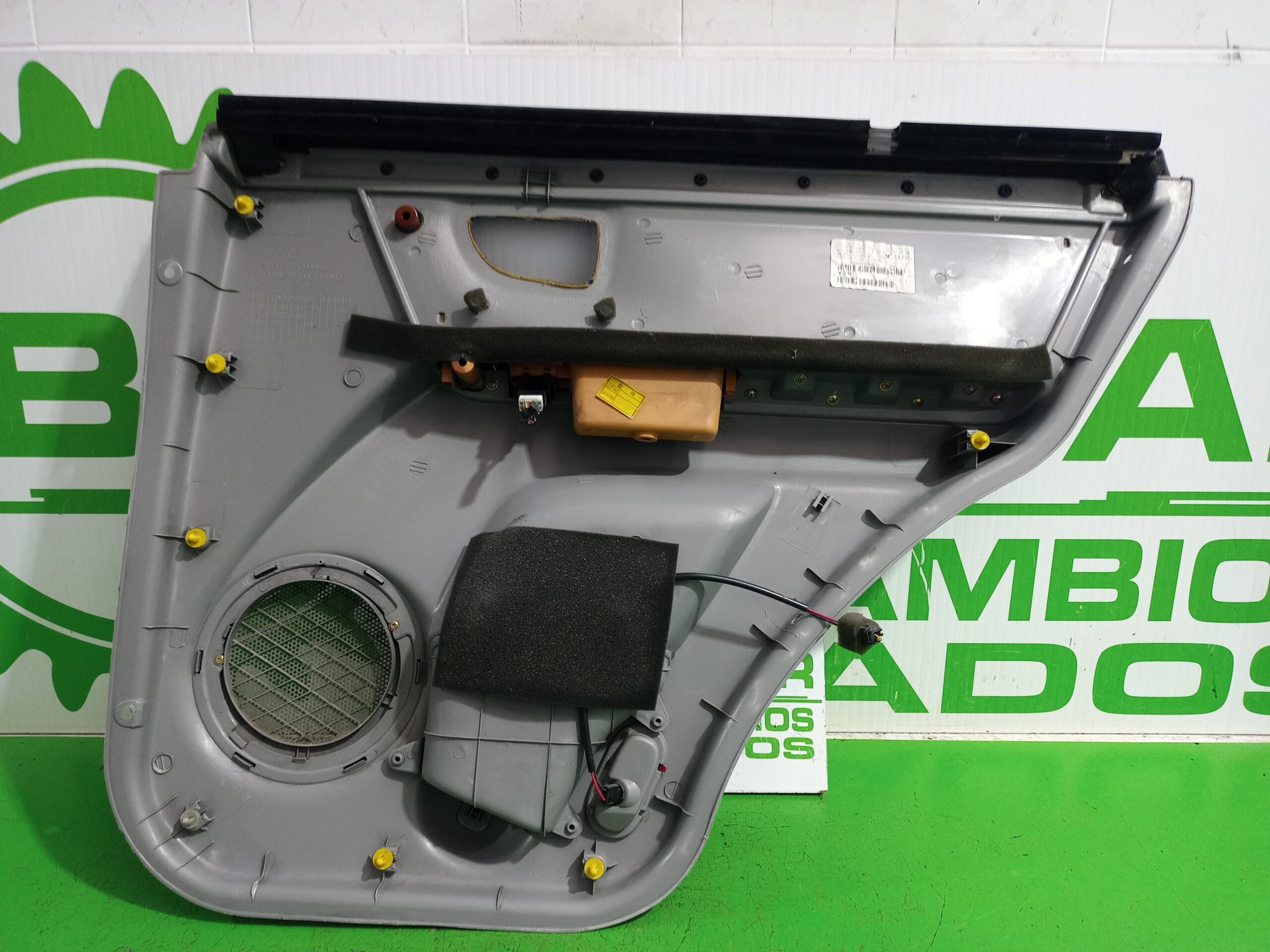 guarnecido_puerta_trasera_izquierda_833013e050j3_kia_sorento_2_5_crdi_cat