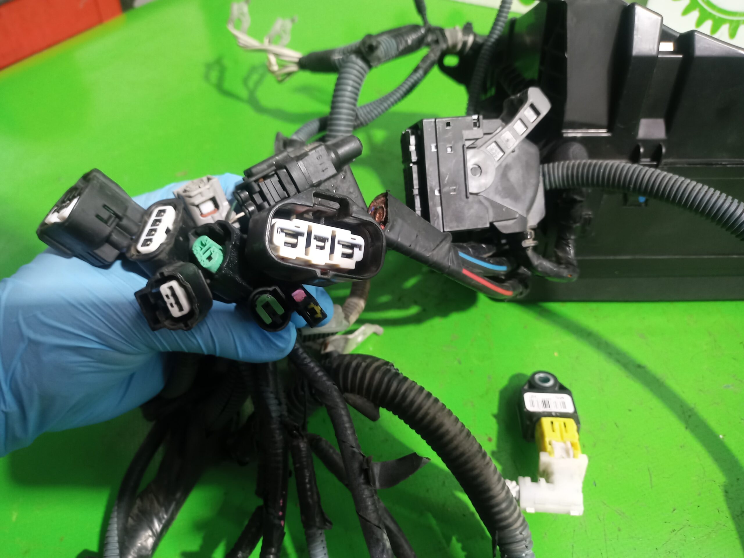 caja_reles_fusibles_8274102080_toyota_auris_touring_sports_e18_active