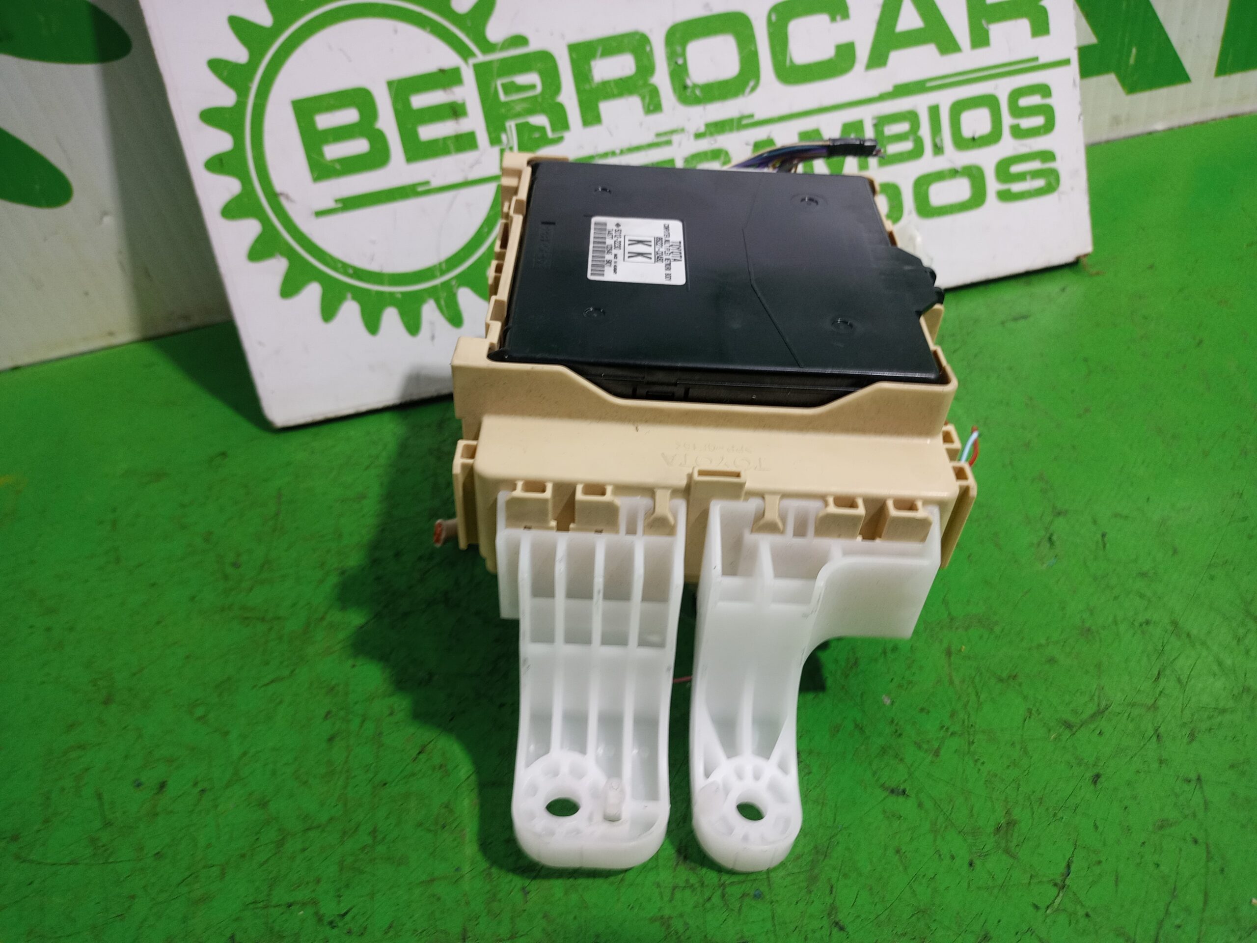 caja_reles_fusibles_8922102480_toyota_auris_touring_sports_e18_active