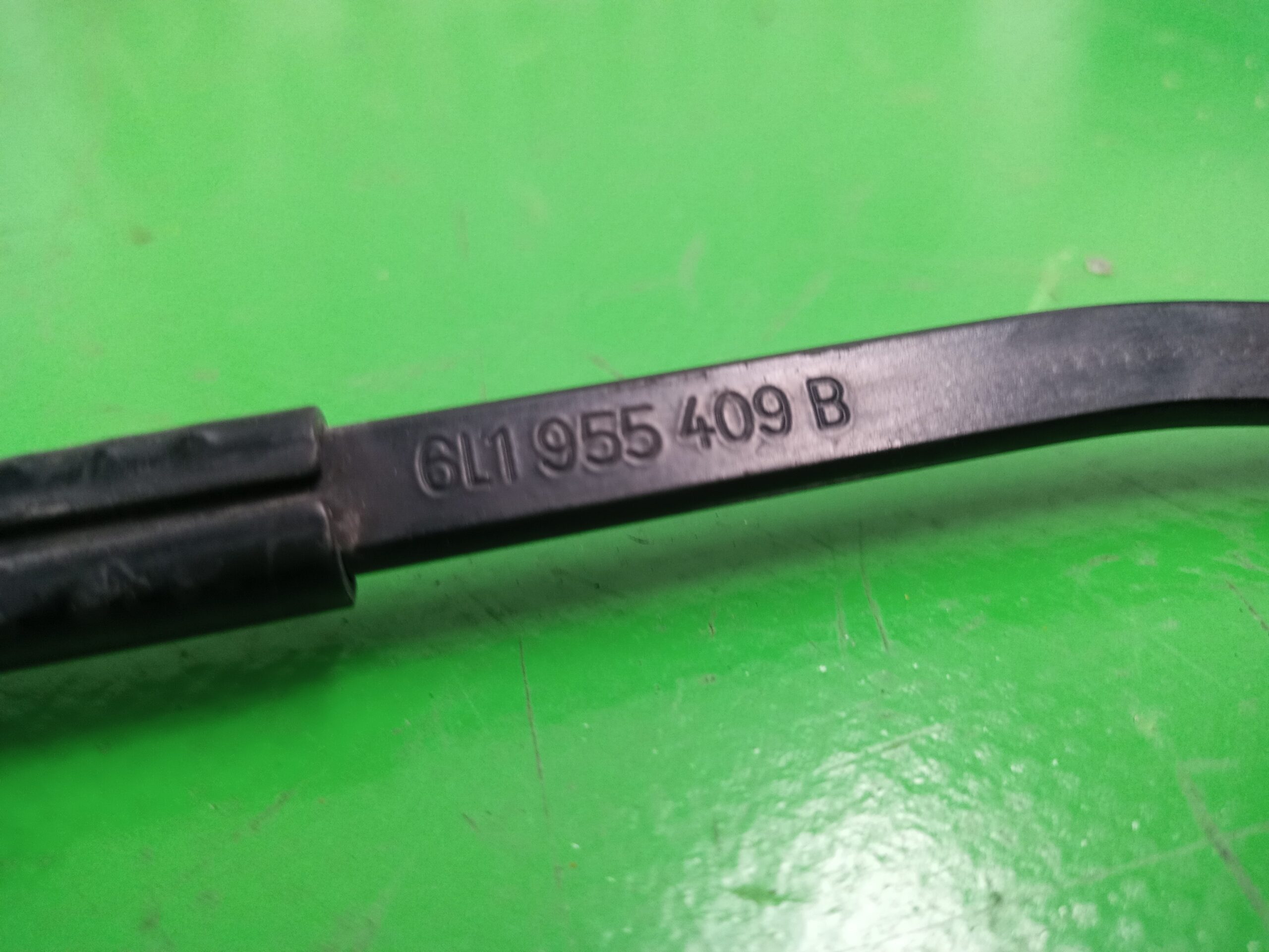 brazo_limpia_delantero_izquierdo_6l1955409b_seat_ibiza_6l1_1_4_16v