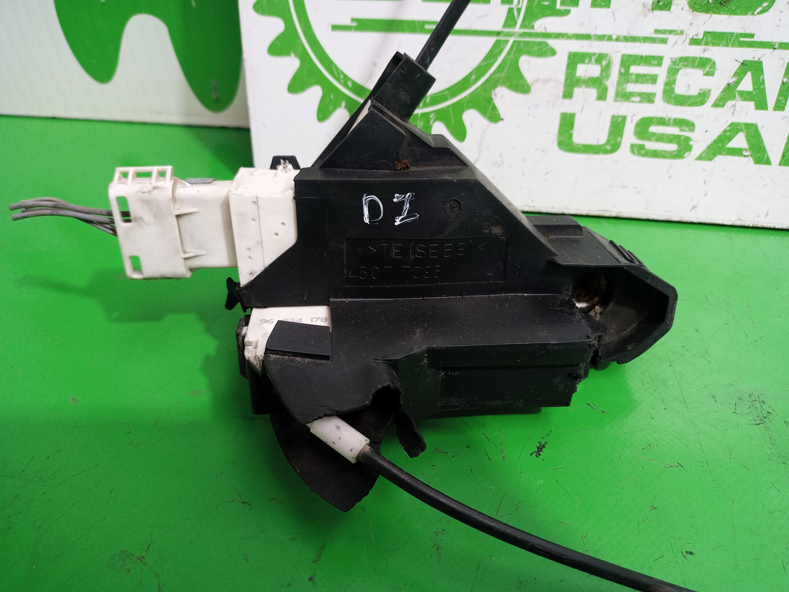 cerradura_puerta_delantera_izquierda_9683417880_peugeot_407_2_0_16v_cat