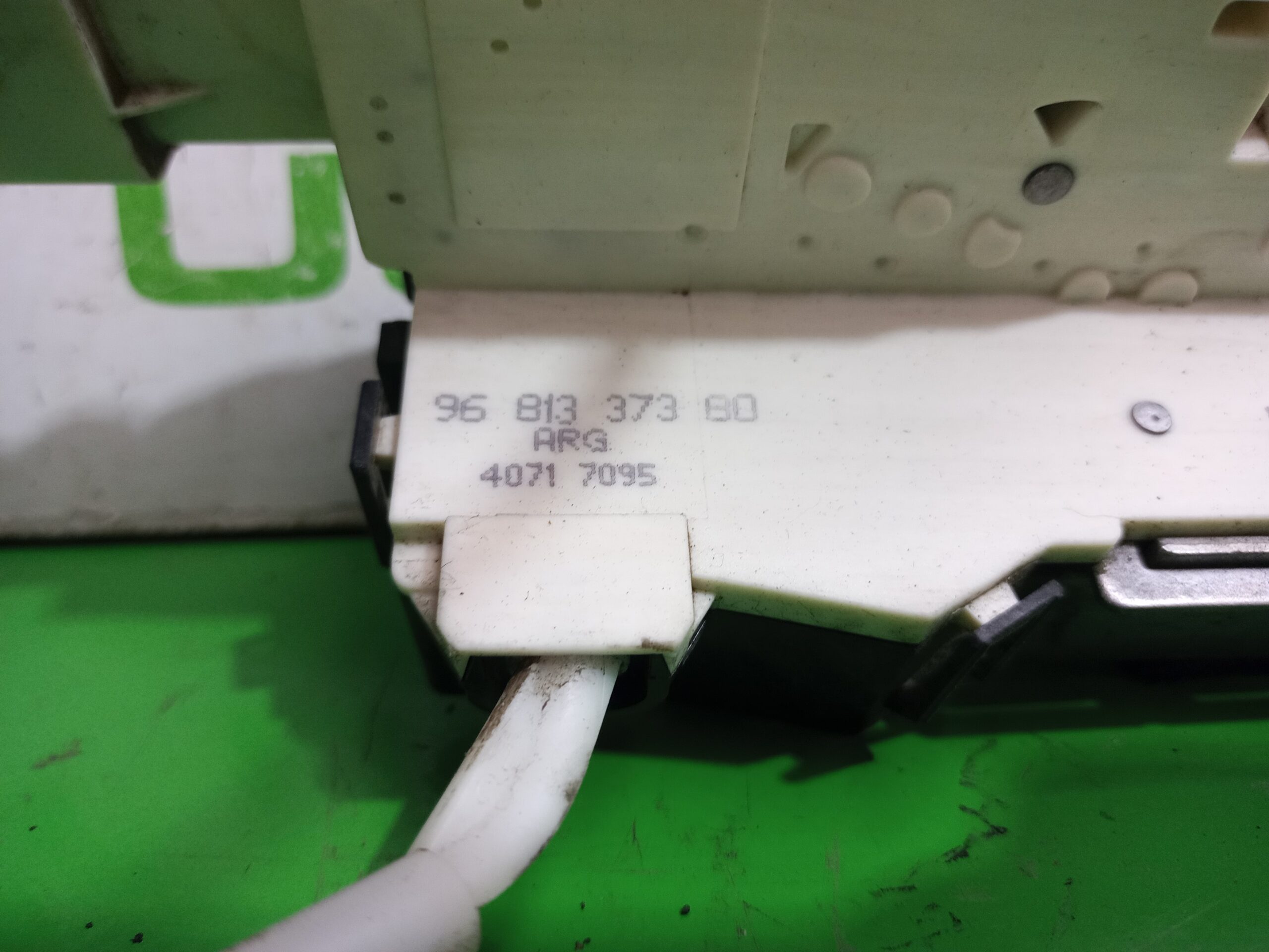 cerradura_puerta_trasera_izquierda_9681337380_peugeot_407_2_0_16v_cat