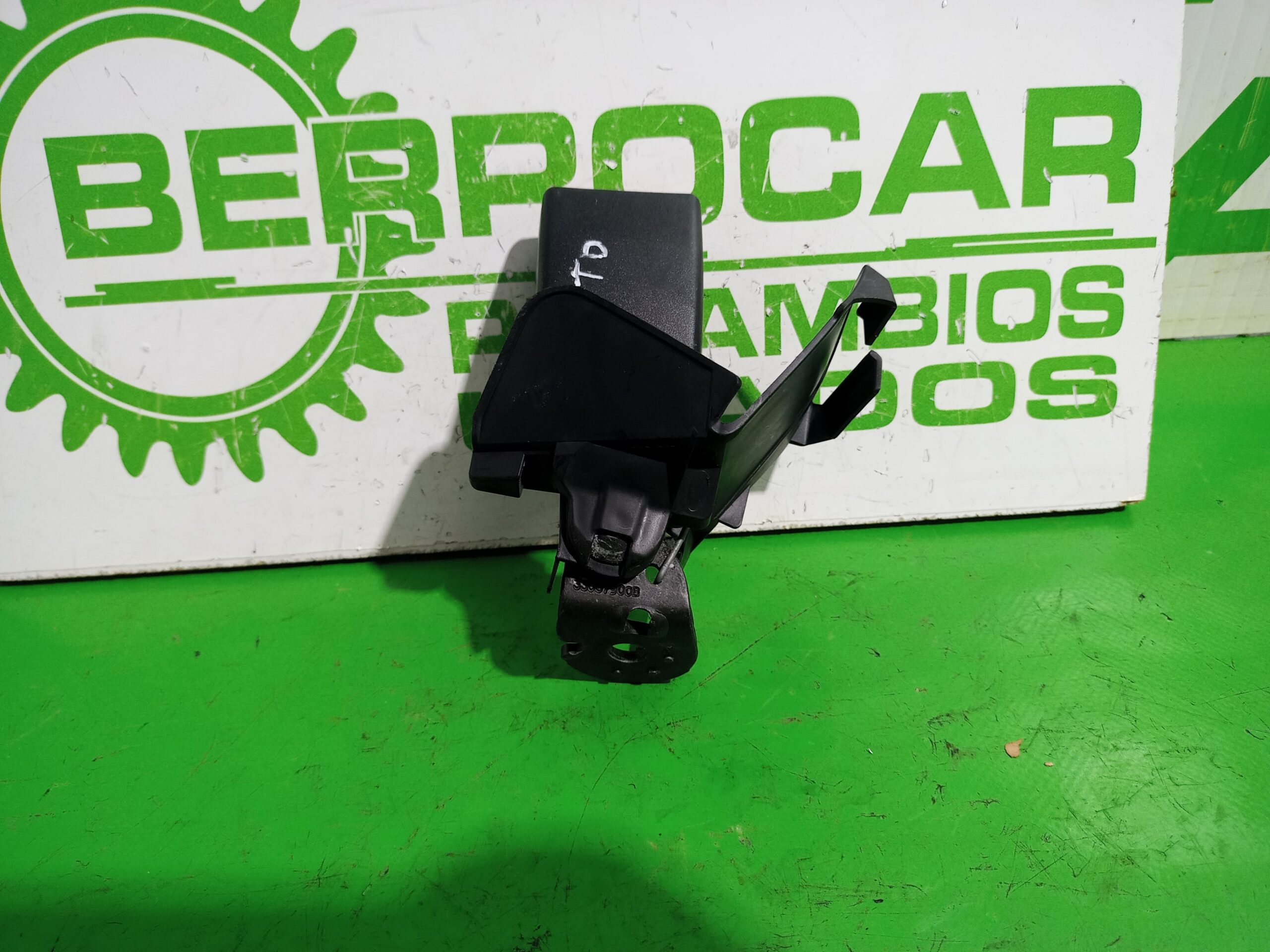 enganche_cinturon_trasero_derecho_4f0857740d_audi_a6_berlina_4f2_2_4