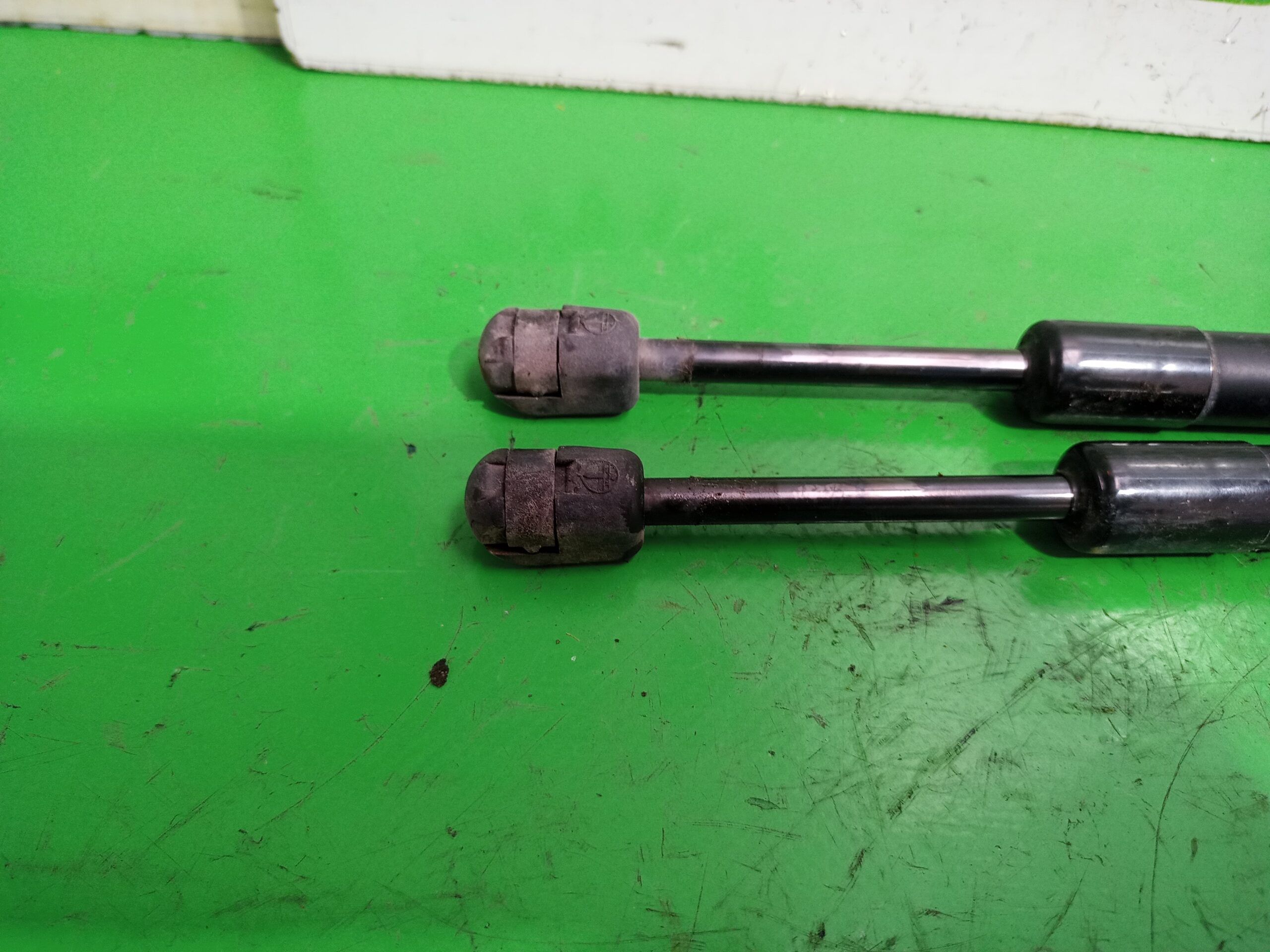 amortiguadores_maletero_porton_4f5827552b_audi_a6_berlina_4f2_2_4