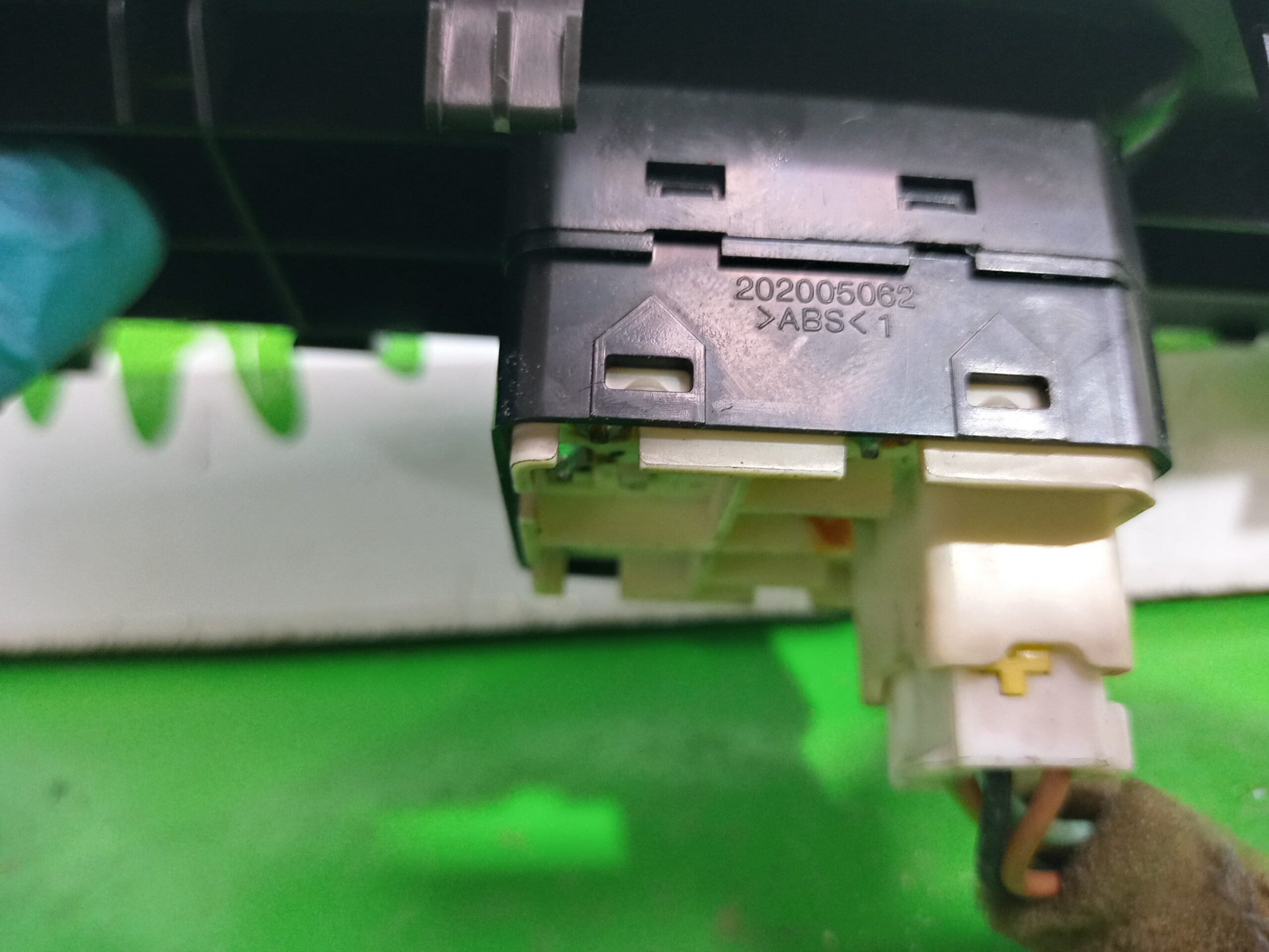 mando_elevalunas_delantero_izquierdo_202005062_chevrolet_aveo_ls