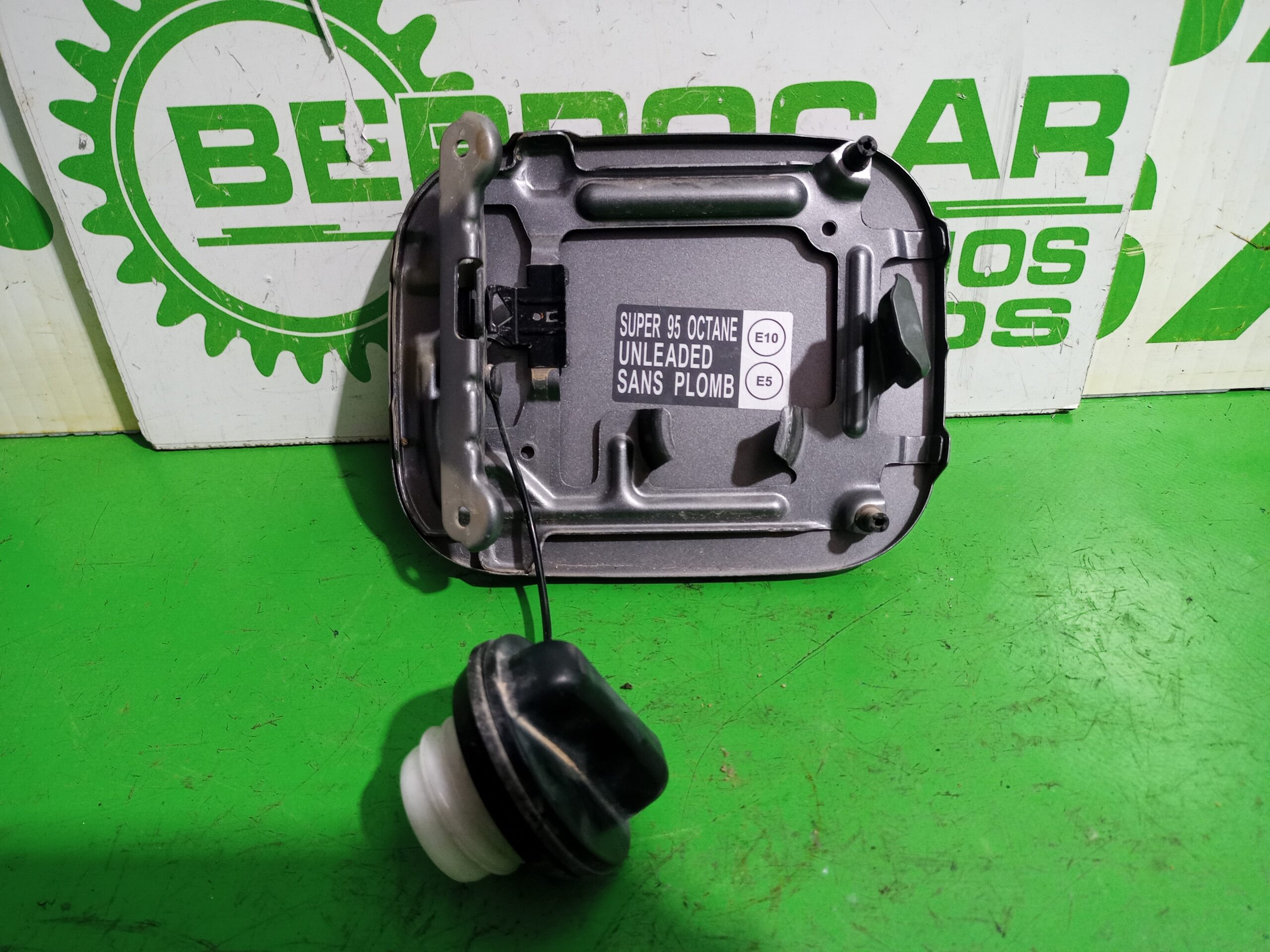 tapa_exterior_combustible_g88304eamb_nissan_qashqai_j11_acenta