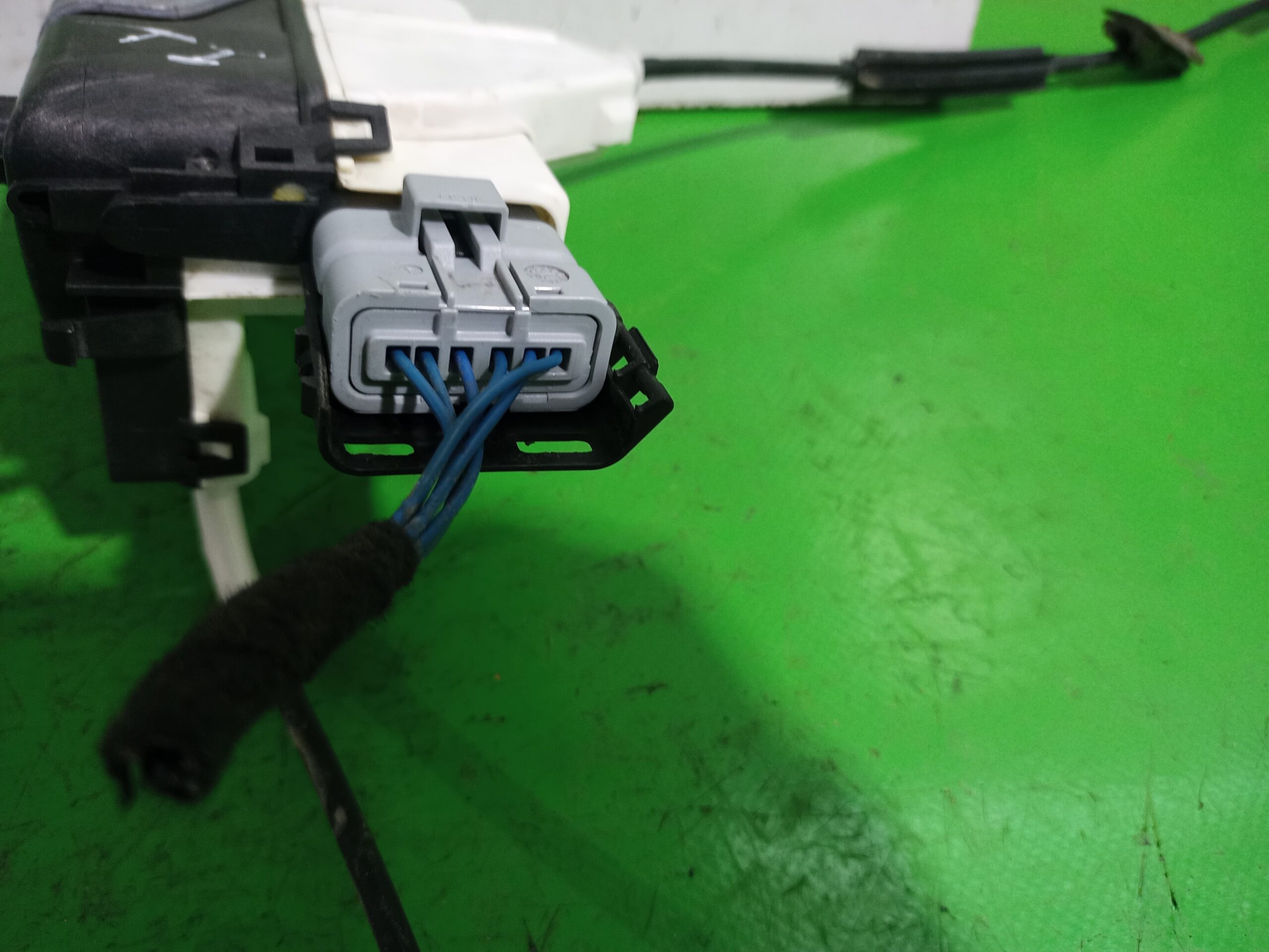 cerradura_puerta_trasera_izquierda_a048069_citr_n_c3_exclusive