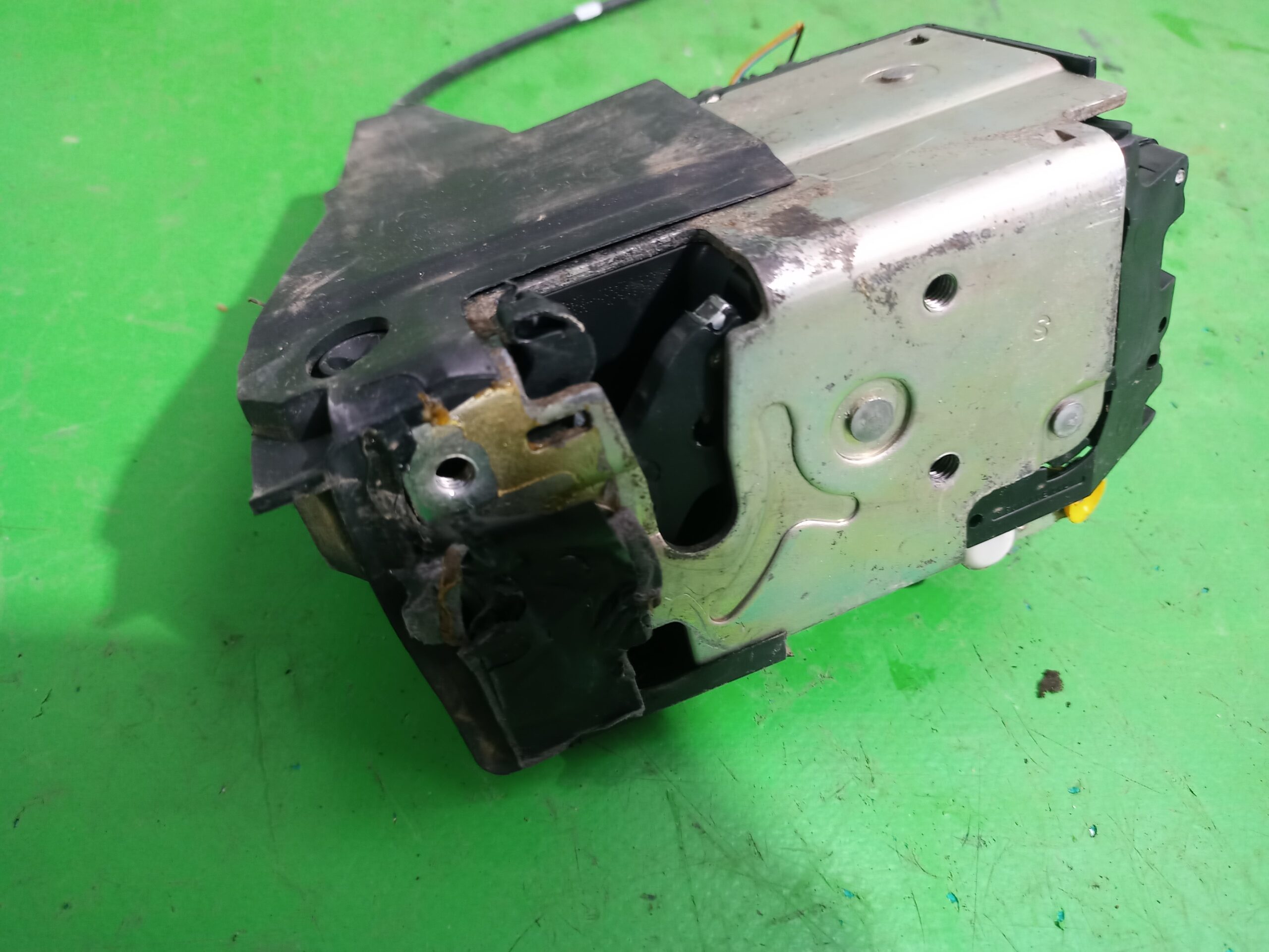 cerradura_puerta_trasera_izquierda_1372487_ford_fiesta_cbk_fun