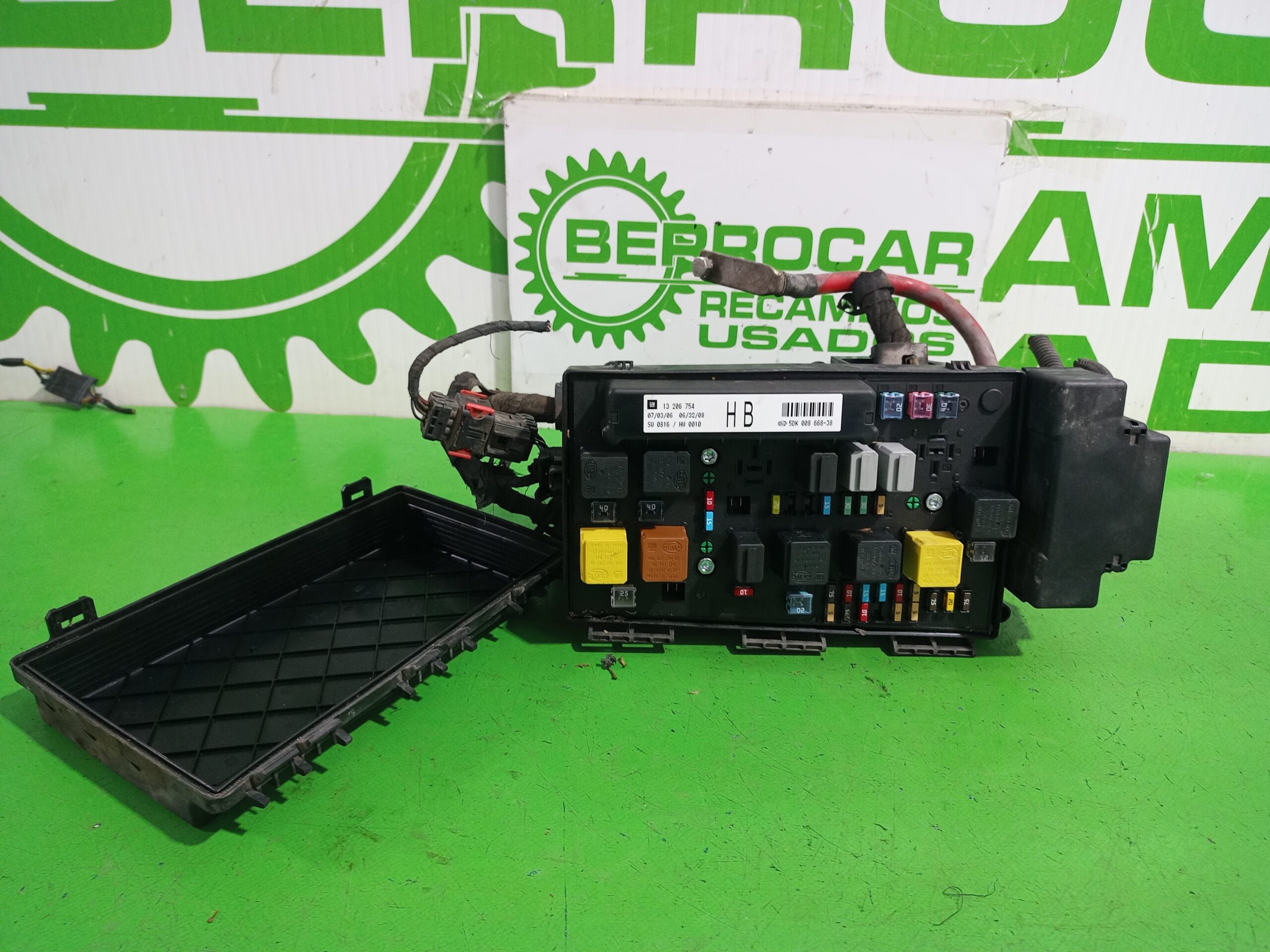 caja_reles_fusibles_13206754_opel_zafira_b_cosmo