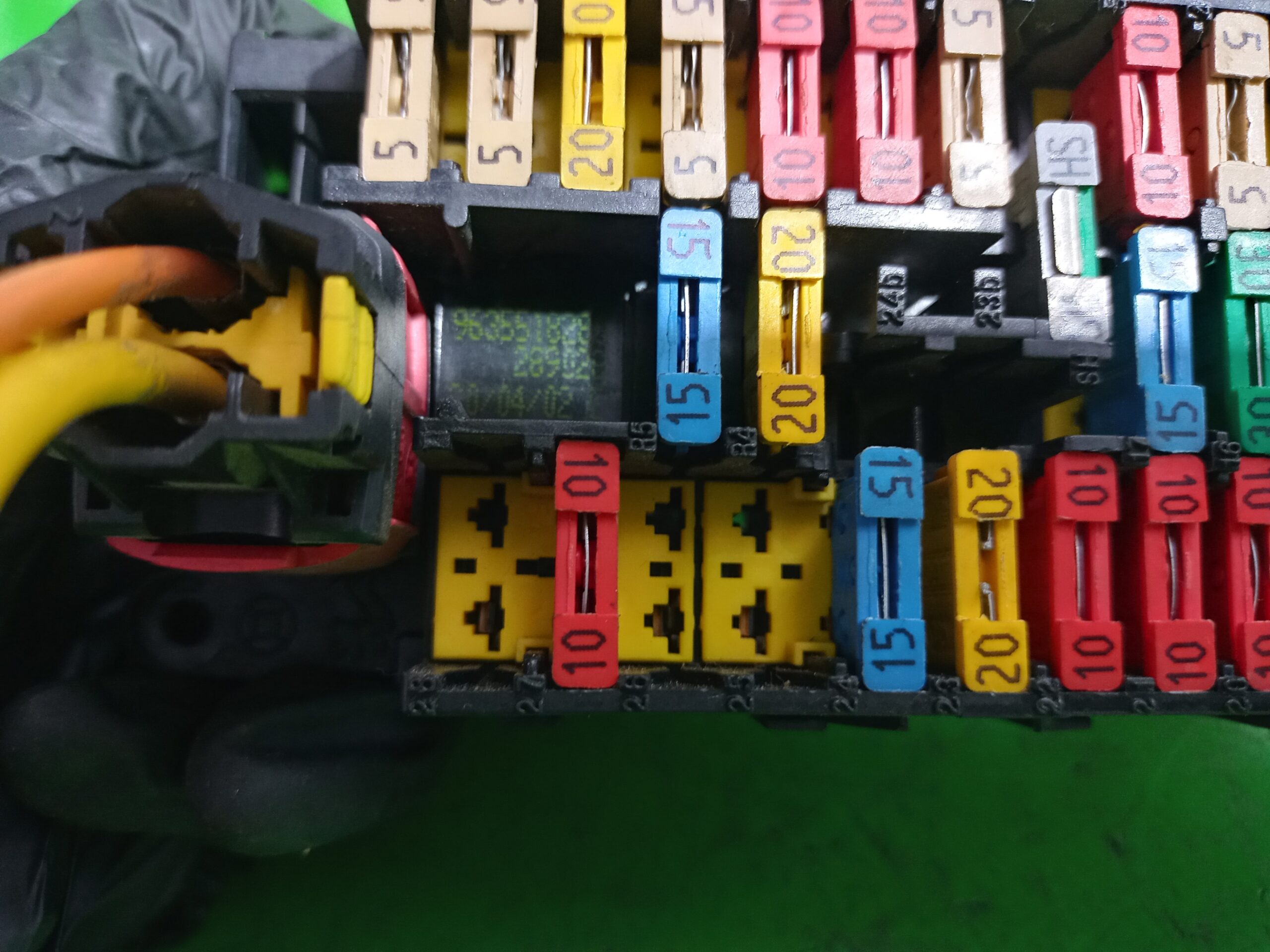 caja_reles_fusibles_963551828_peugeot_partner_s1_2_0_hdi_cat