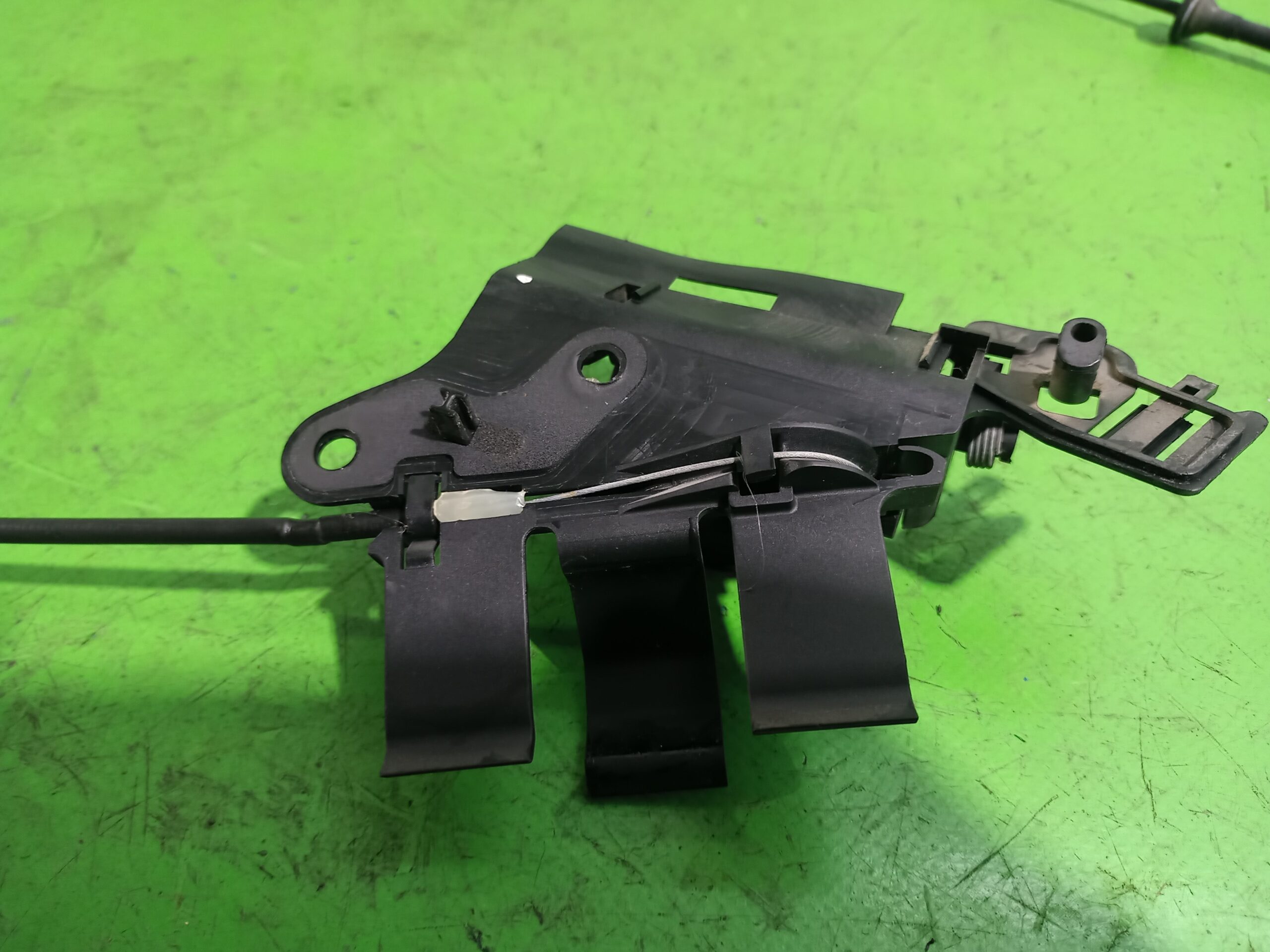 tirador_capot_2s6h16c657a_ford_fiesta_cbk_ambiente