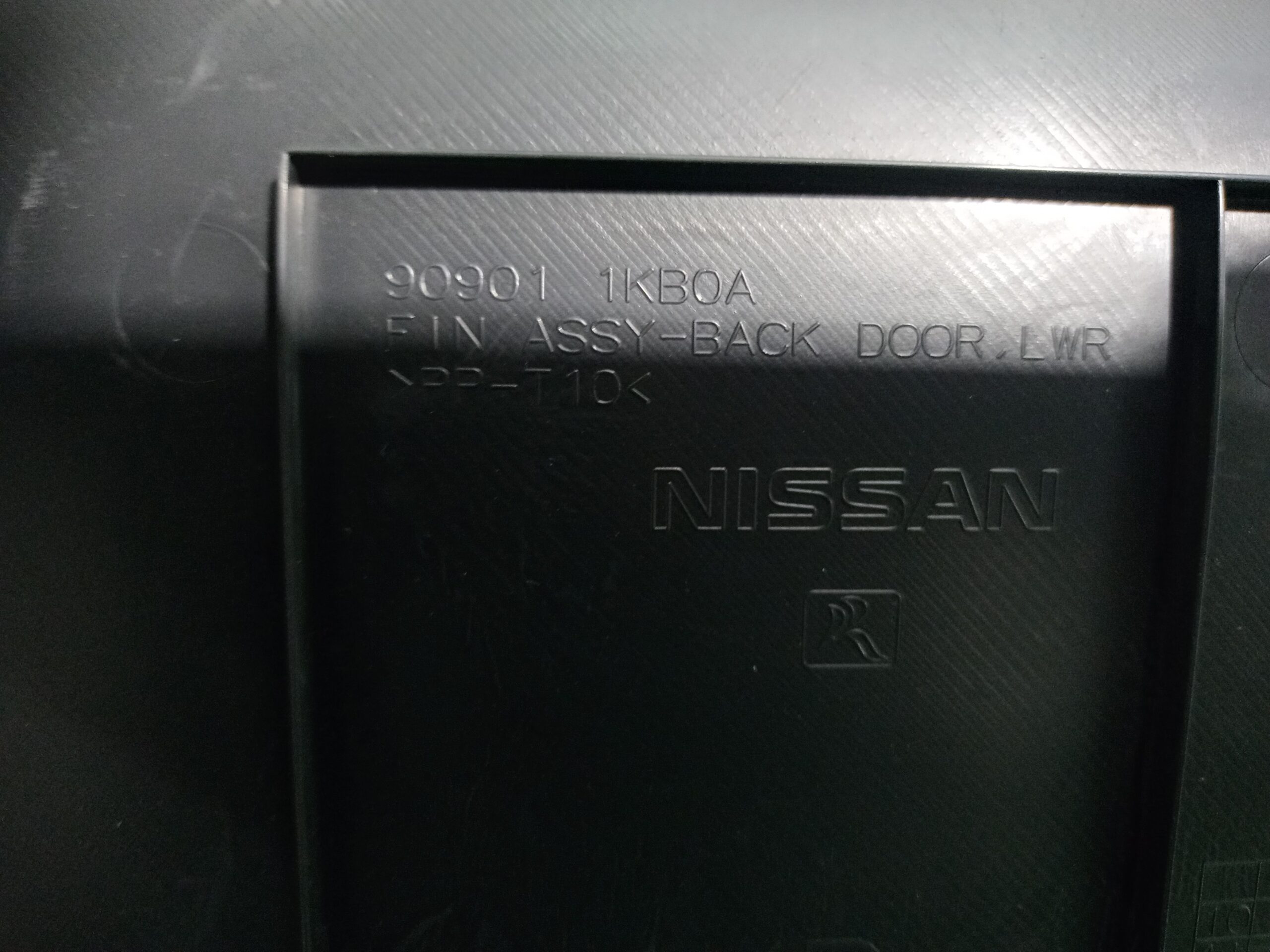 guarnecido_porton_trasero_90901_909011kb0a_nissan_juke_f15_acenta