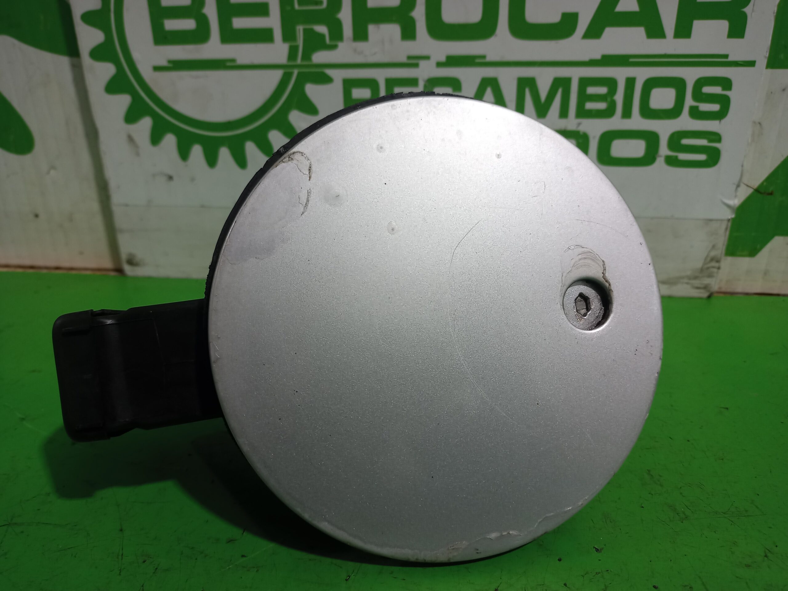 tapa_exterior_combustible_2m51a405a02ba_ford_focus_berlina_cak_trend