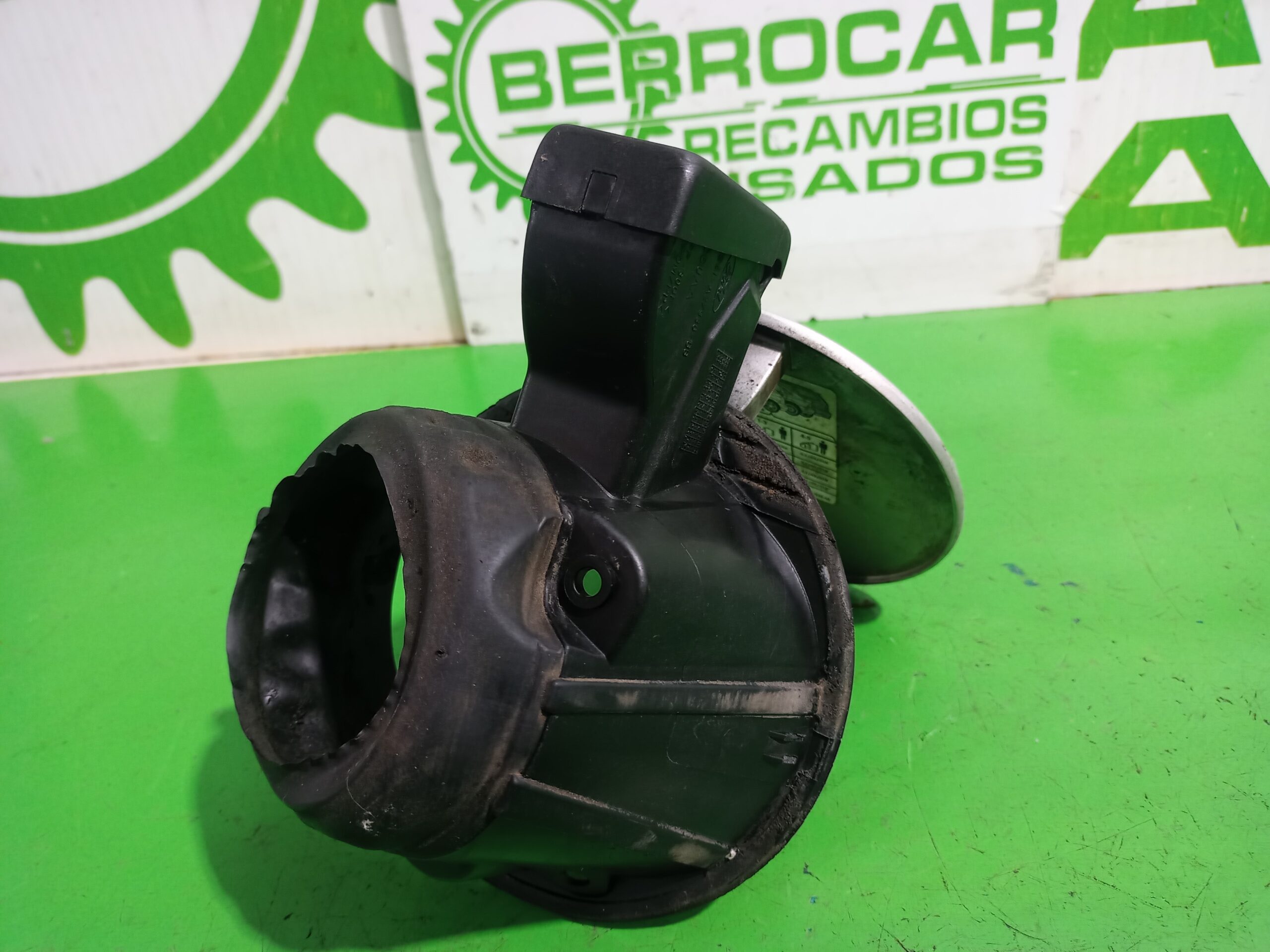 tapa_exterior_combustible_2m51a405a02ba_ford_focus_berlina_cak_trend