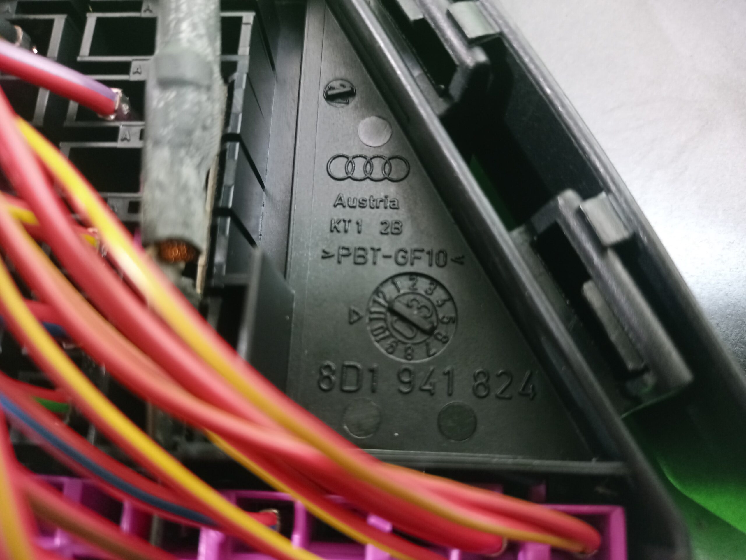 caja_reles_fusibles_8d1941824_audi_a4_berlina_8e_2_5_tdi_120kw