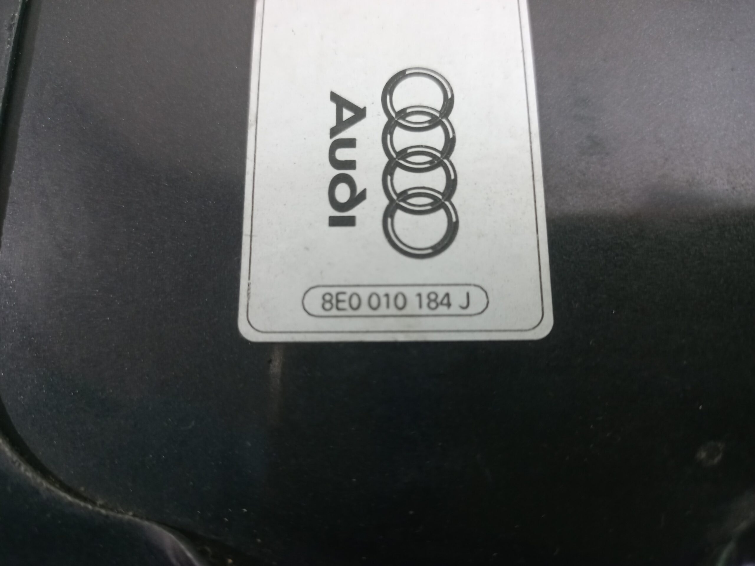 tapa_exterior_combustible_8e0010184_audi_a4_berlina_8e_2_5_tdi_120kw