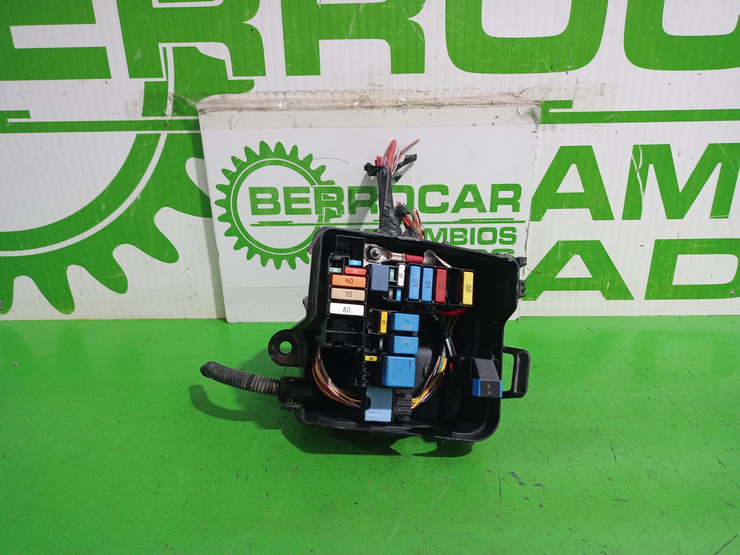 caja_reles_fusibles_243809584r_dacia_sandero_laureate