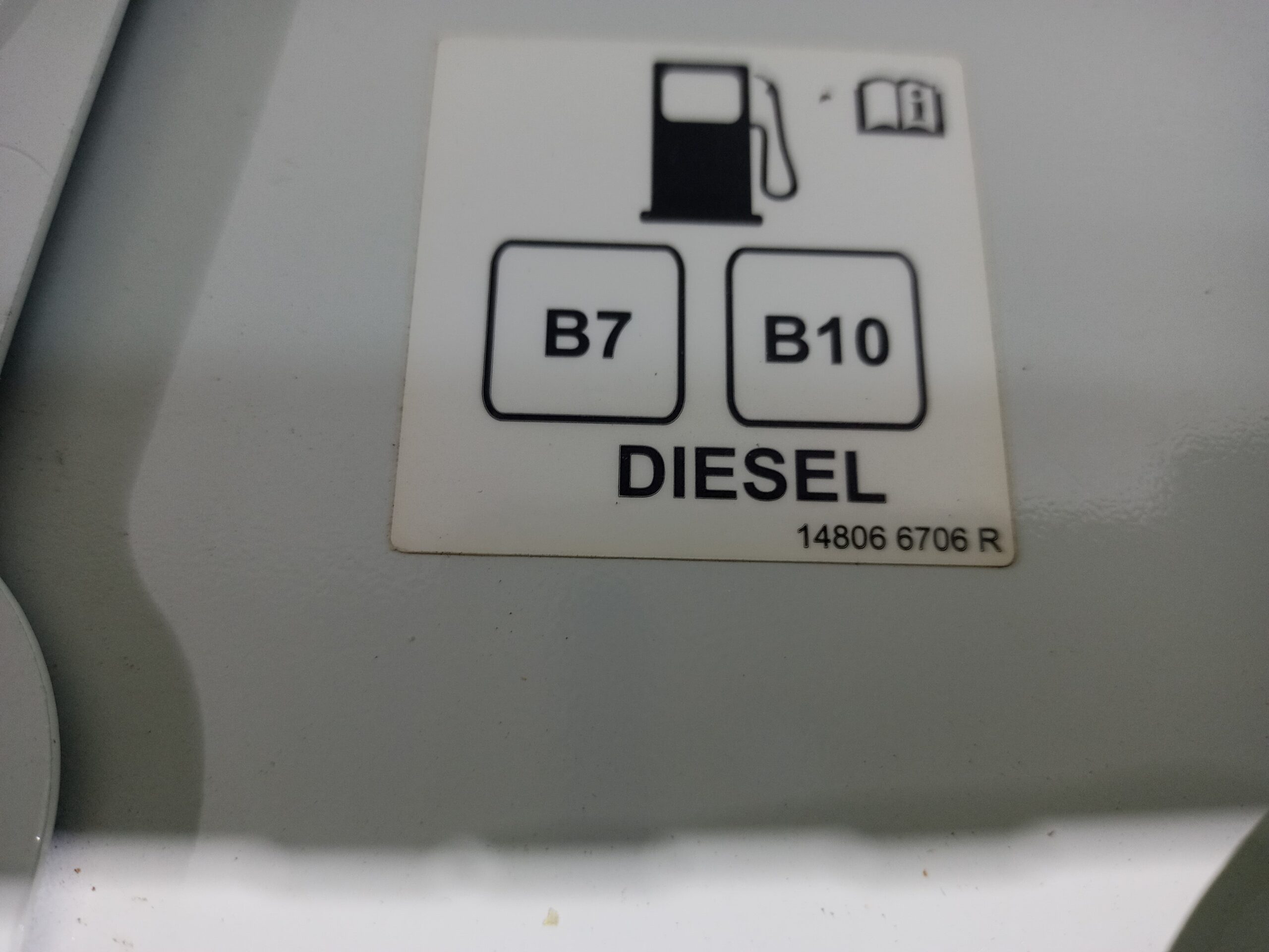 tapa_exterior_combustible_148066706r_dacia_sandero_laureate