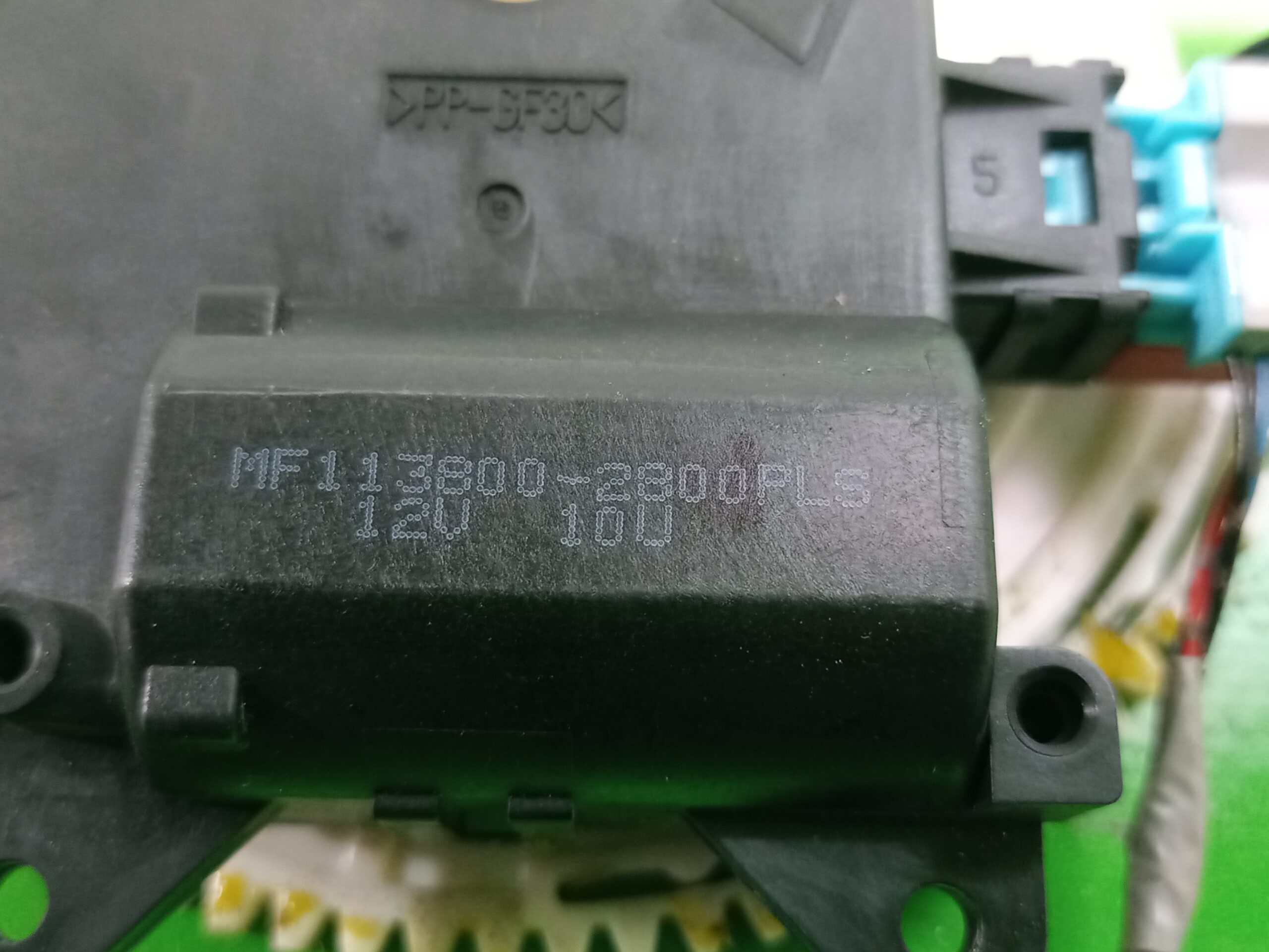 motor_apertura_trampilla_1138002800pls_toyota_auris_touring_sports_e18_hybrid_feel_edition