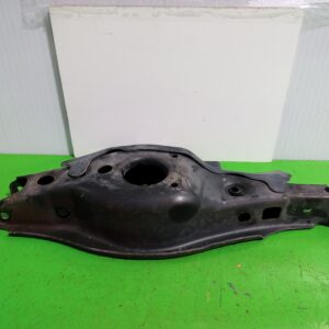 brazo_suspension_inferior_trasero_derecho_4873005070_toyota_auris_touring_sports_e18_hybrid_feel_edition