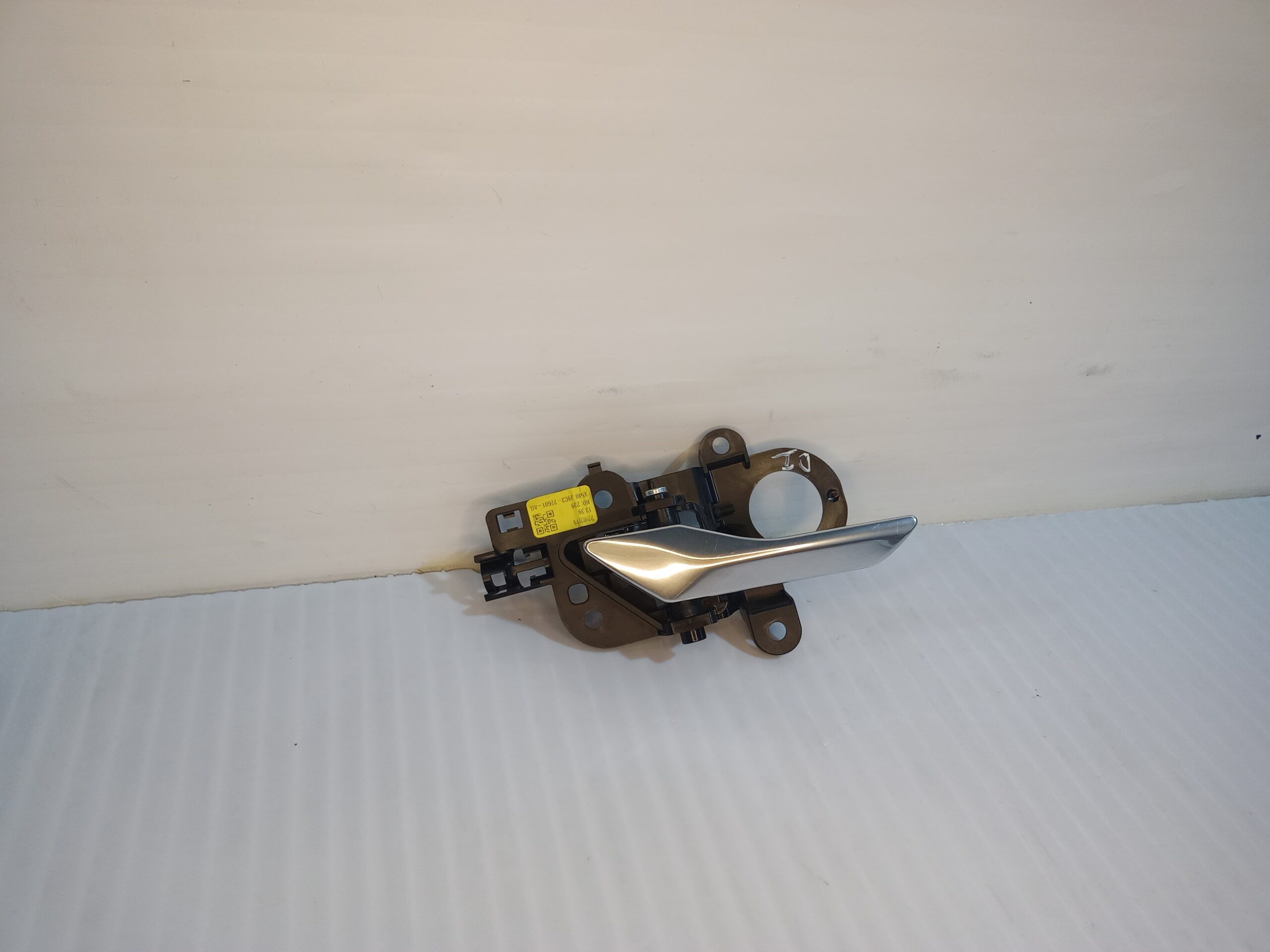 maneta_interior_delantera_izquierda_j9c12906_jaguar_e_pace_x540_2_0_d150_awd