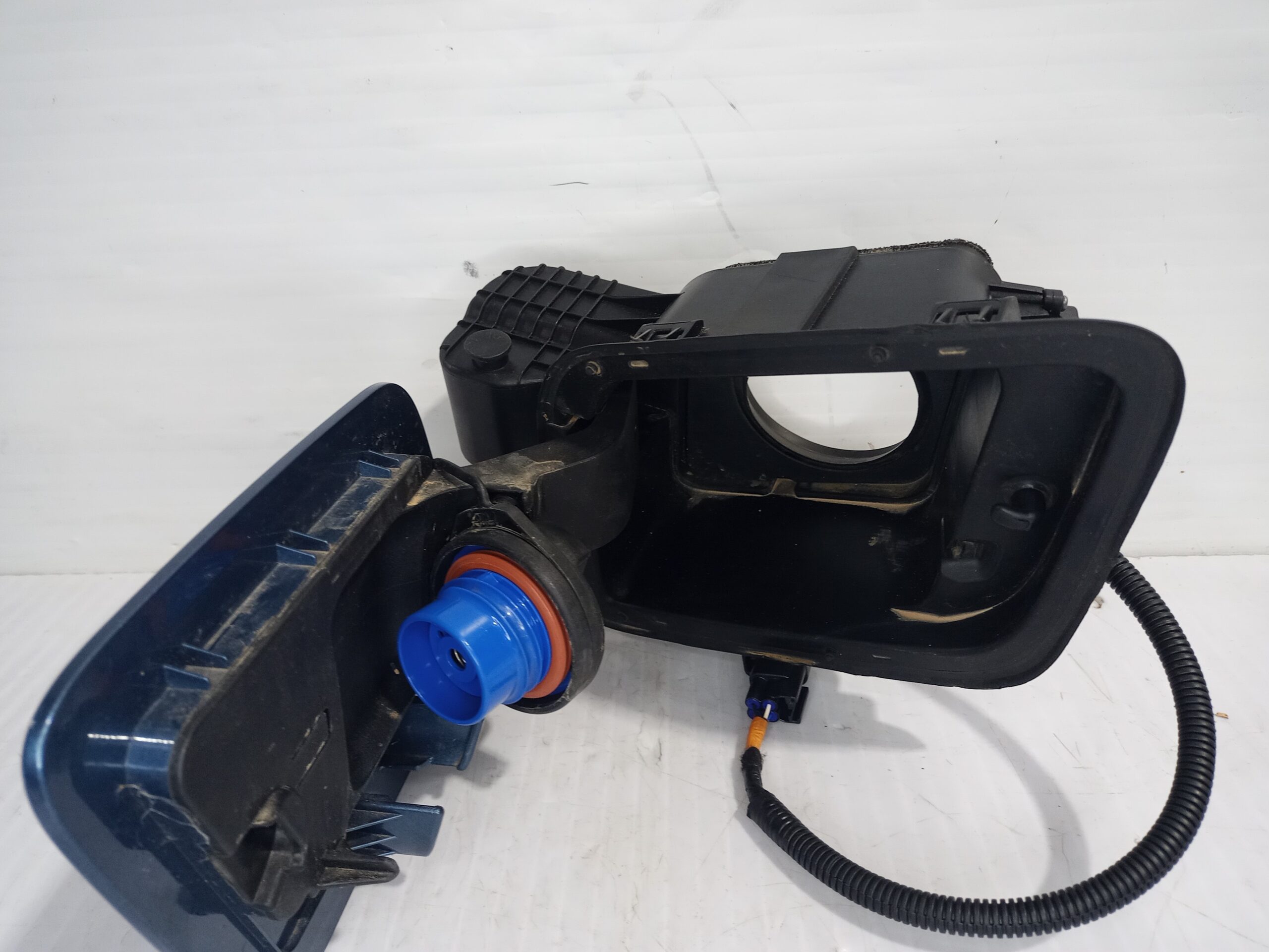 tapa_exterior_combustible_81595at000_kia_niro_sg2_hybrid_concept