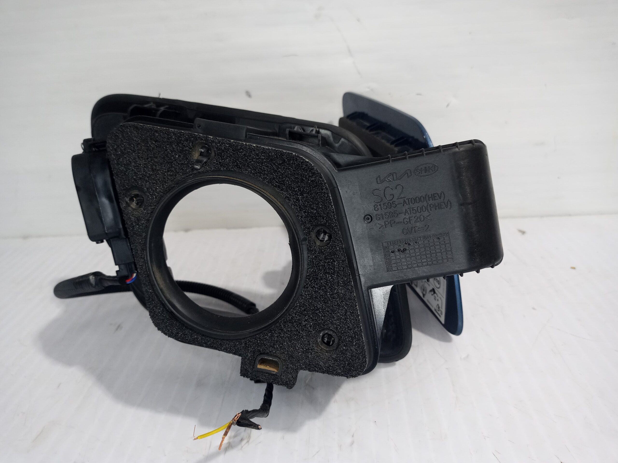 tapa_exterior_combustible_81595at000_kia_niro_sg2_hybrid_concept