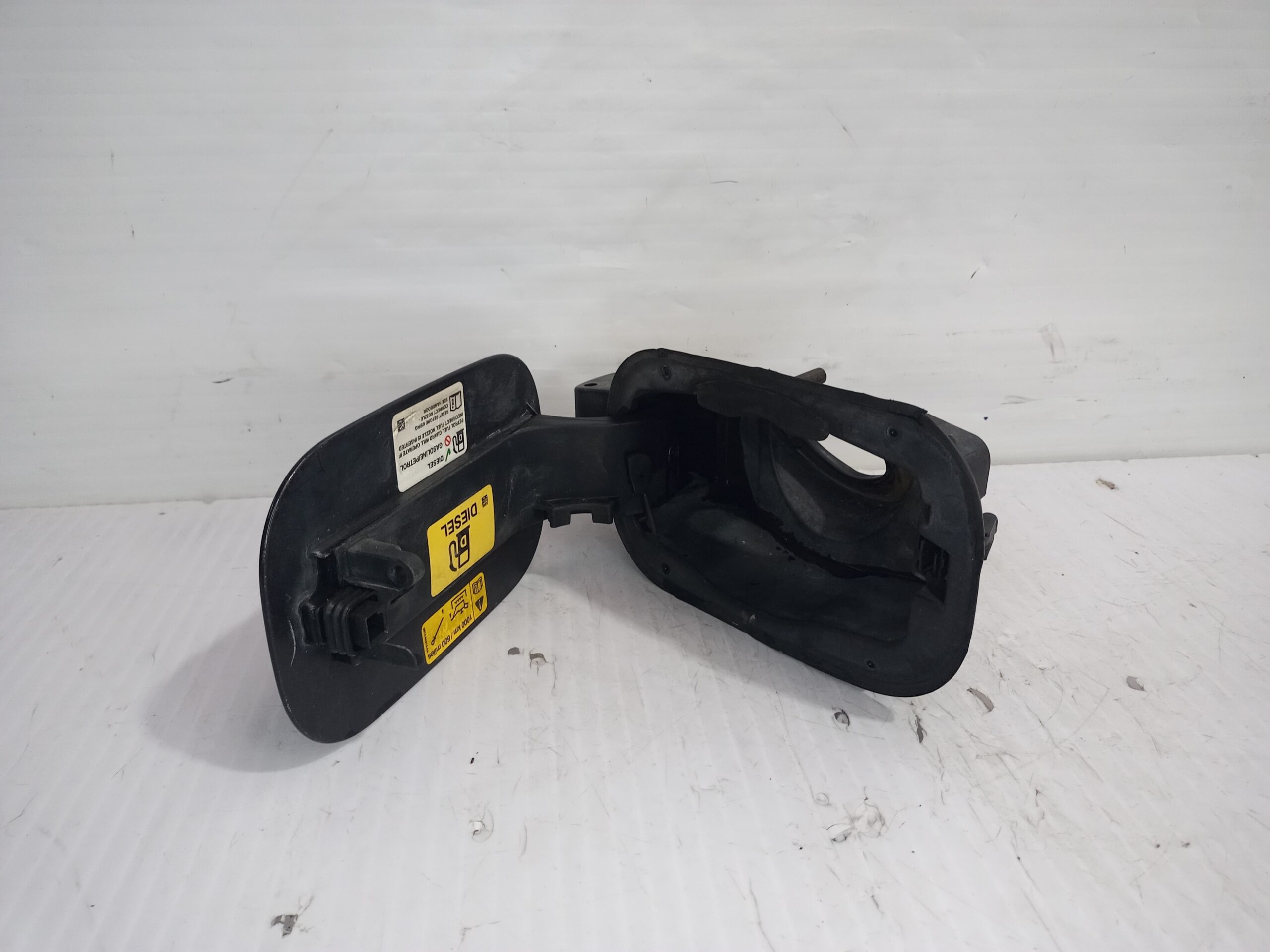 tapa_exterior_combustible_lr014044_land_rover_discovery_4_tdv6_hse