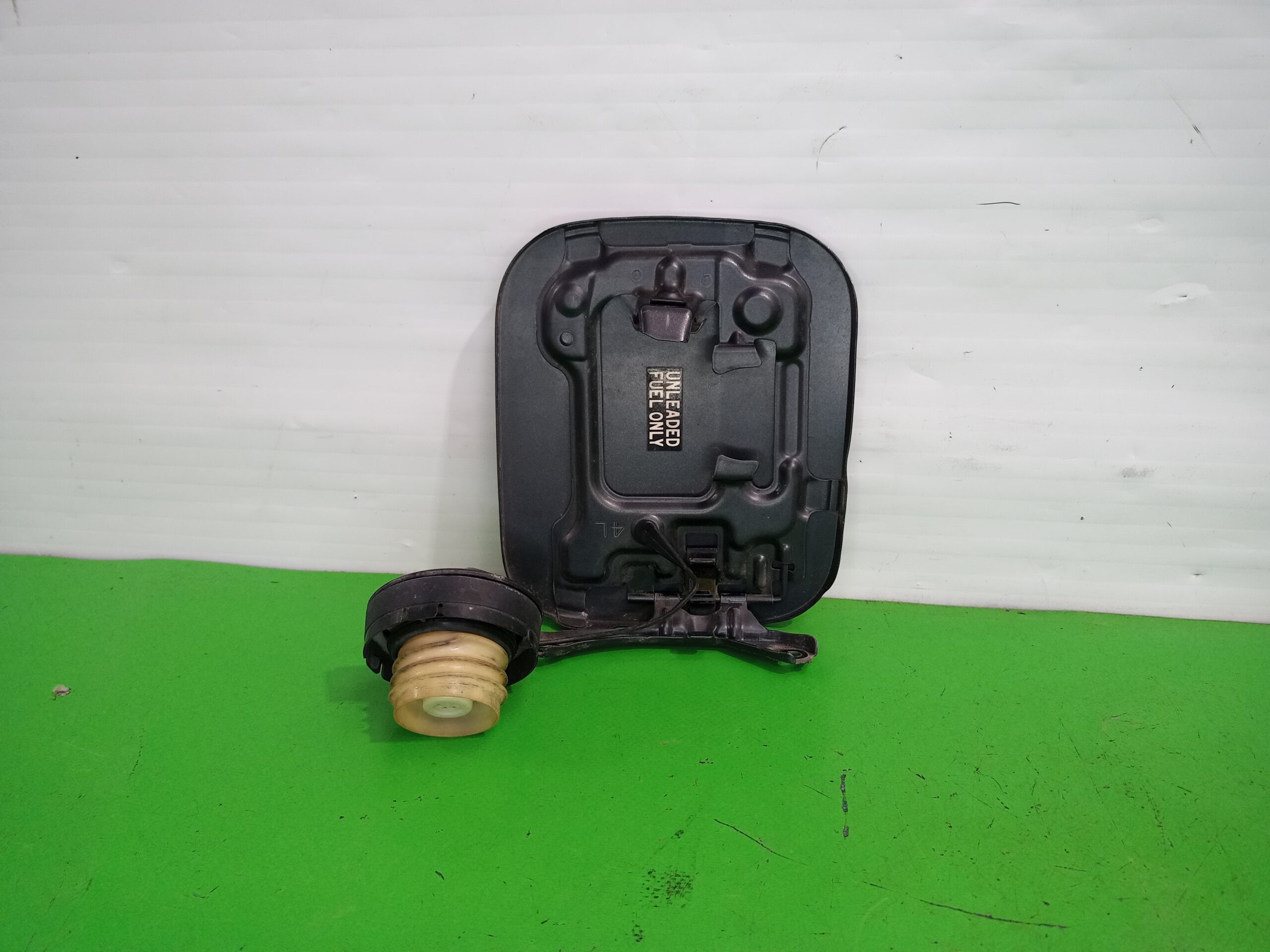 tapa_exterior_combustible_7735048040_lexus_rx_300_mcu35_luxury