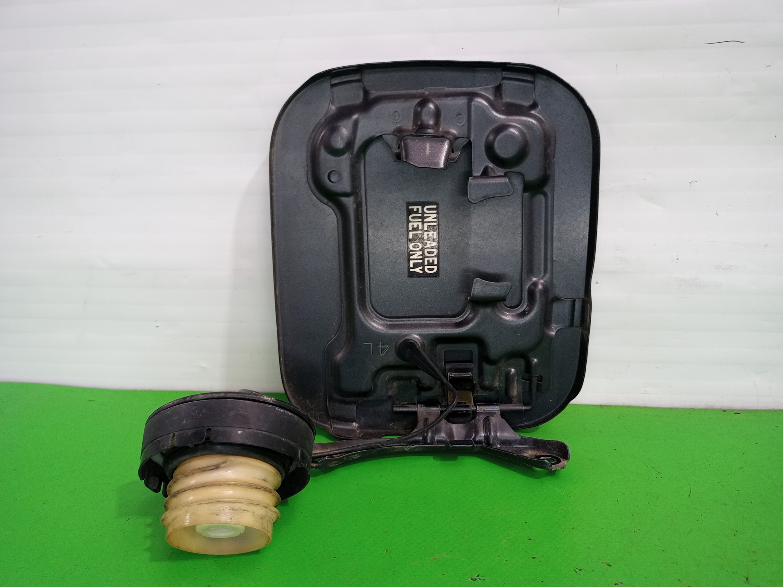 tapa_exterior_combustible_7735048040_lexus_rx_300_mcu35_luxury