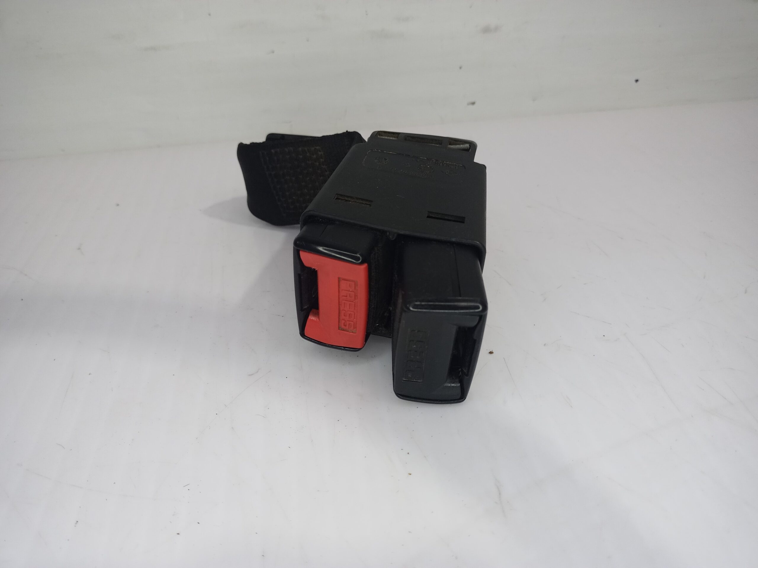 enganche_cinturon_trasero_derecho_8200046540_renault_megane_i_berlina_hatchback_ba0_1_6e_alize