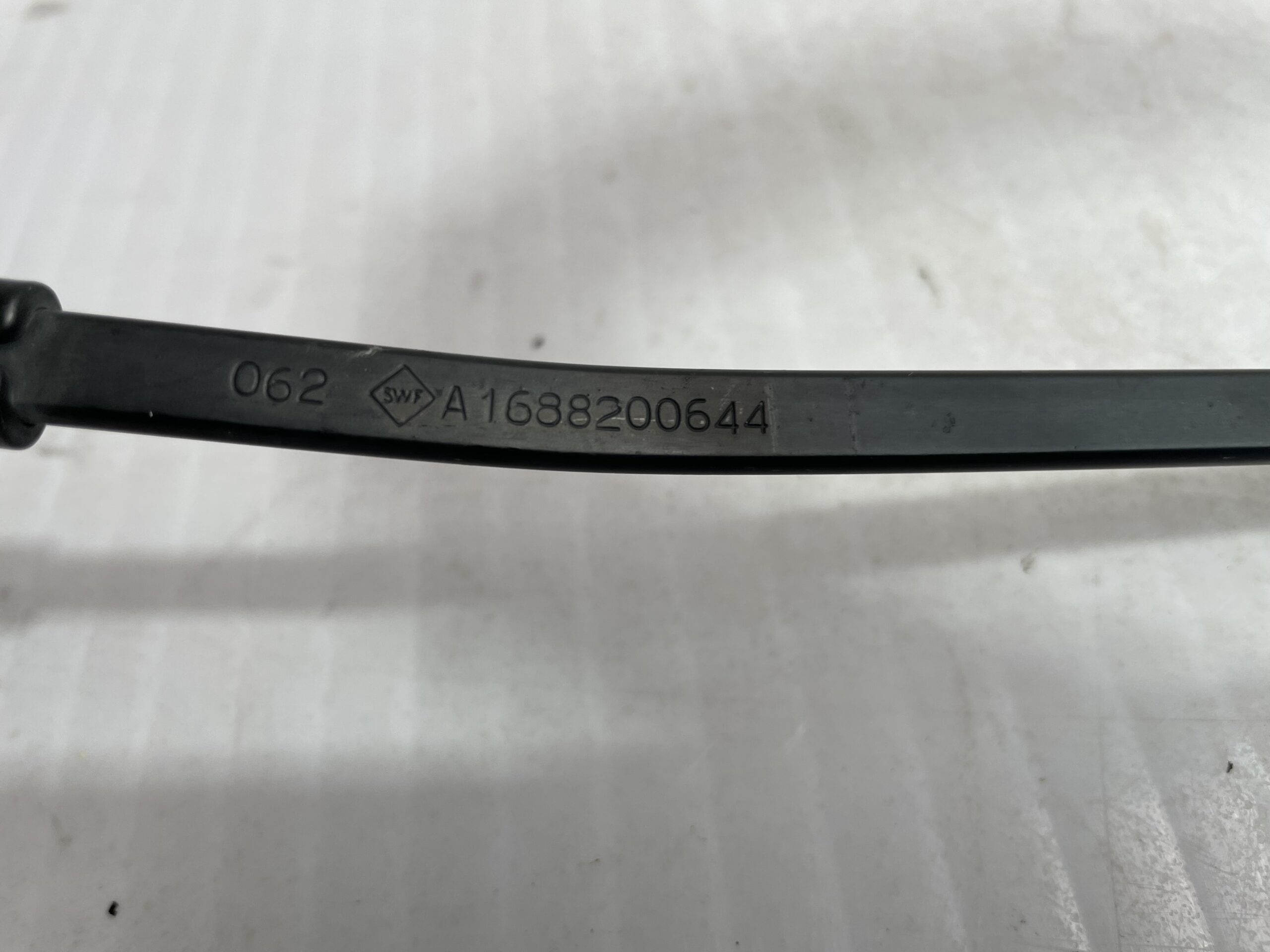 brazo_limpia_delantero_derecho_a1688200644_mercedes_benz_clase_a_w168_170_cdi_168_009