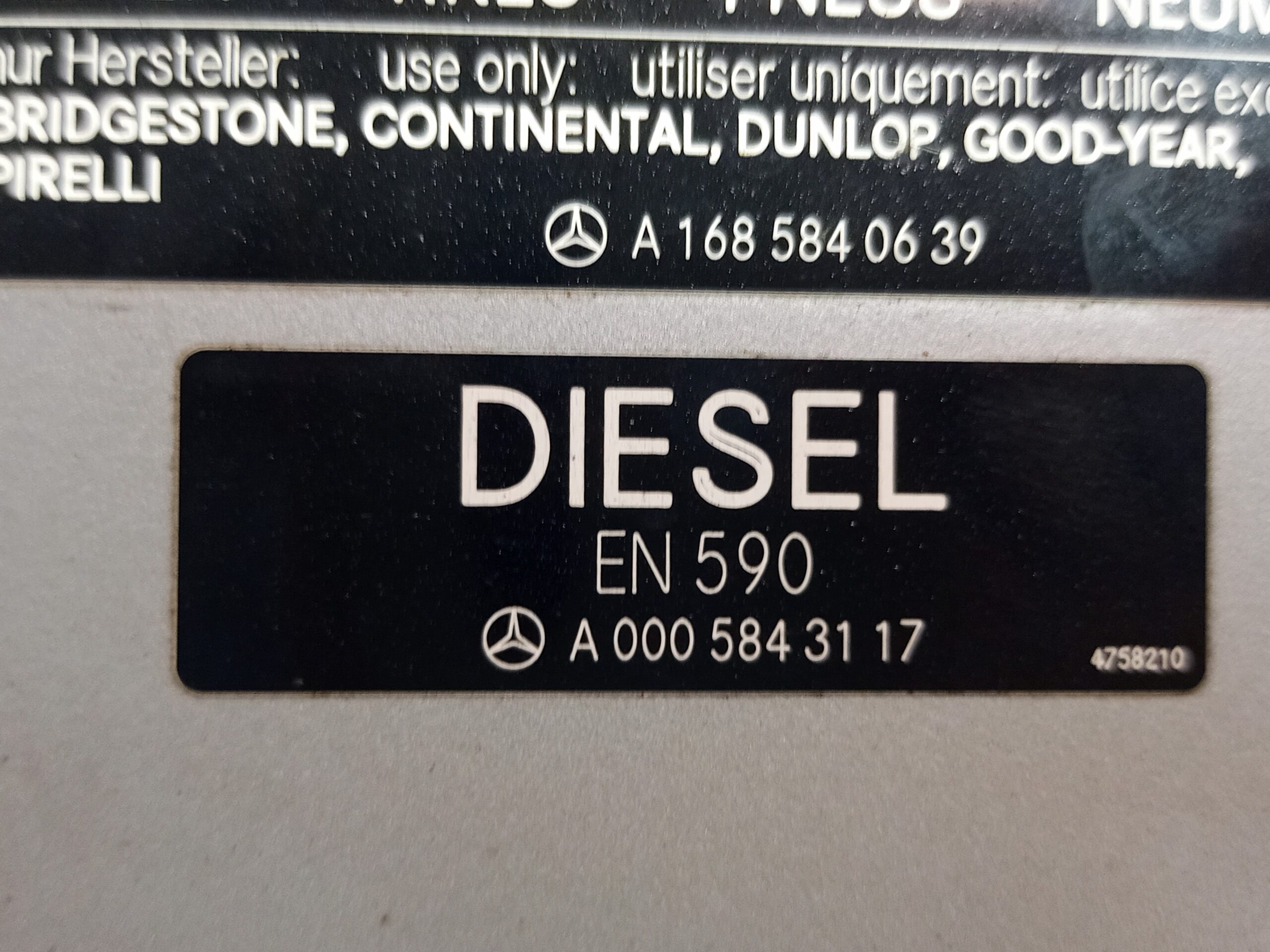 tapa_exterior_combustible_a0005843117_mercedes_benz_clase_a_w168_170_cdi_168_009