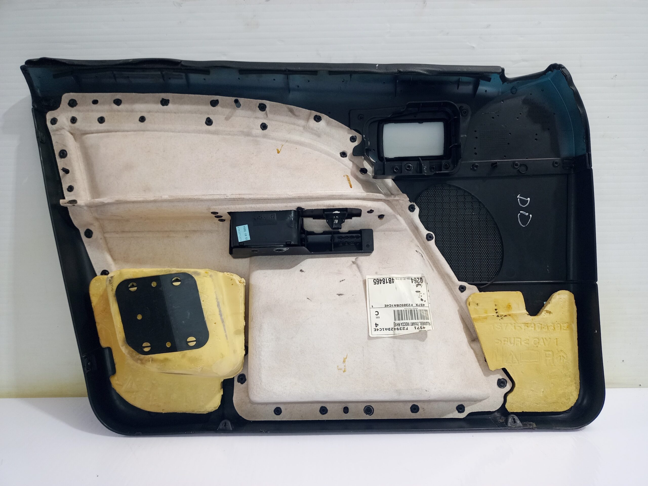 guarnecido_puerta_trasera_izquierda_1332743_ford_mondeo_berlina_ge_ghia_06_2003_d