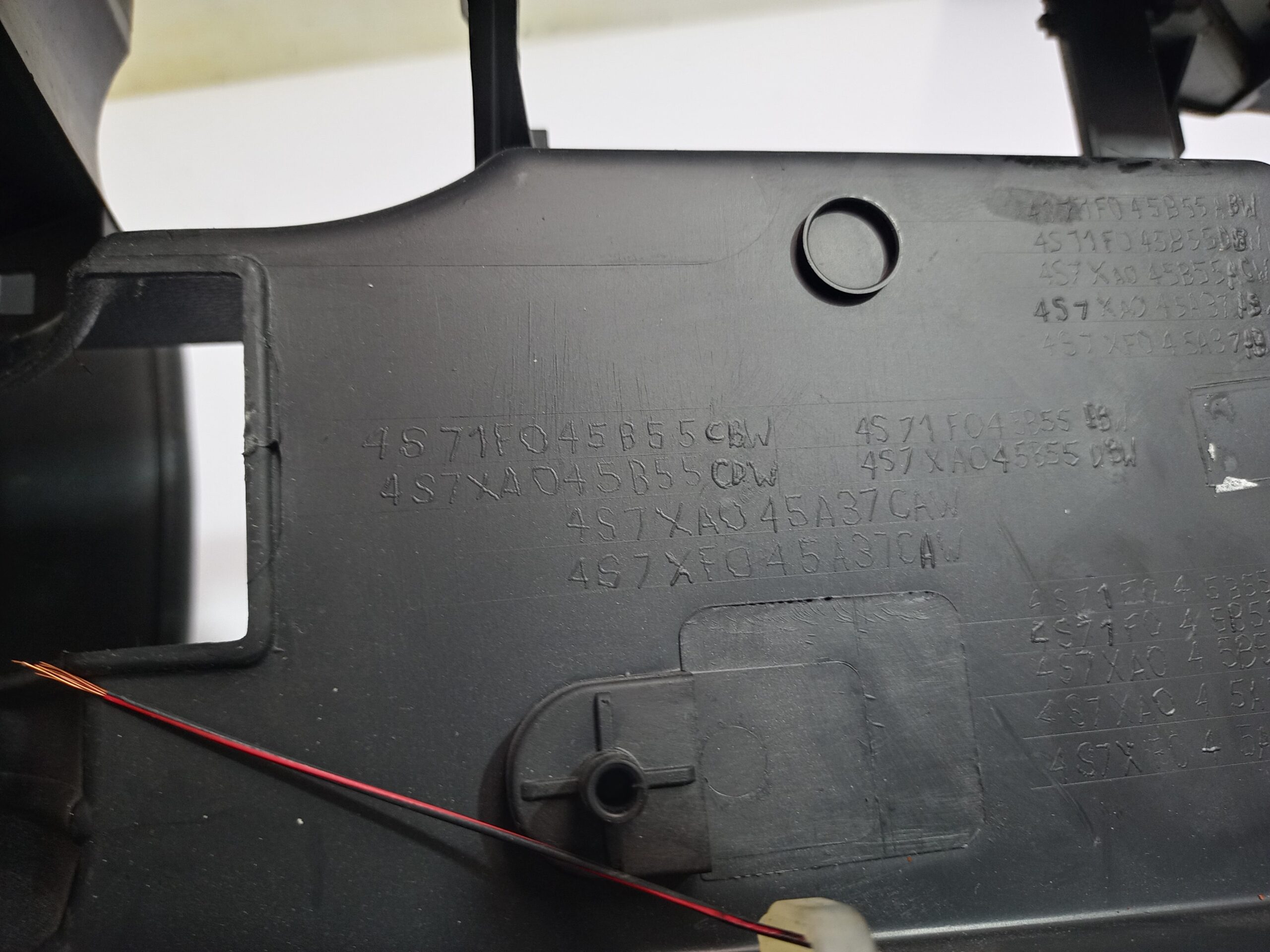 consola_central_4s71f045b55_ford_mondeo_berlina_ge_ghia_06_2003_d