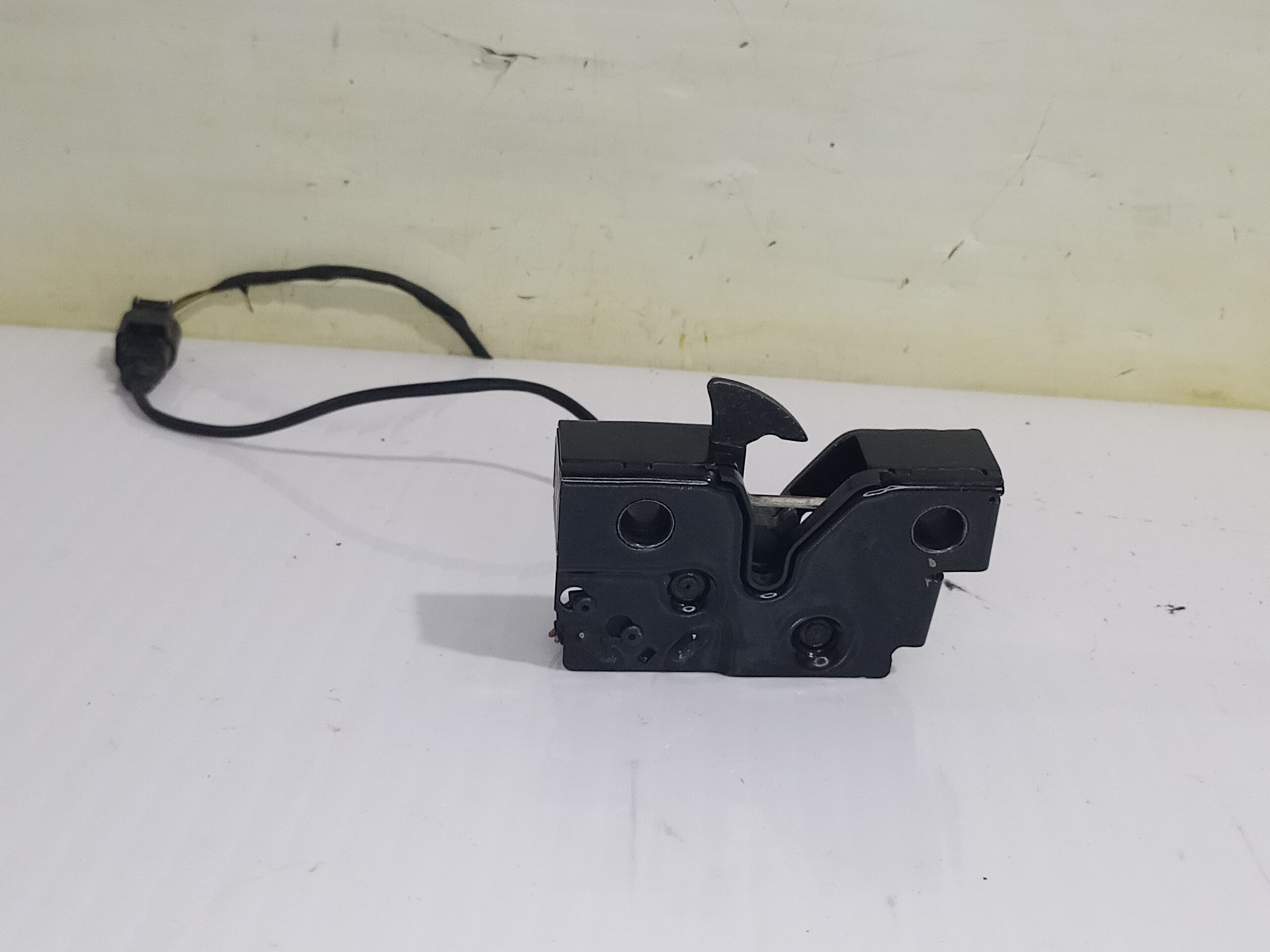 cerradura_capo_6c1823509_volkswagen_polo_6c1_advance_bluemotion