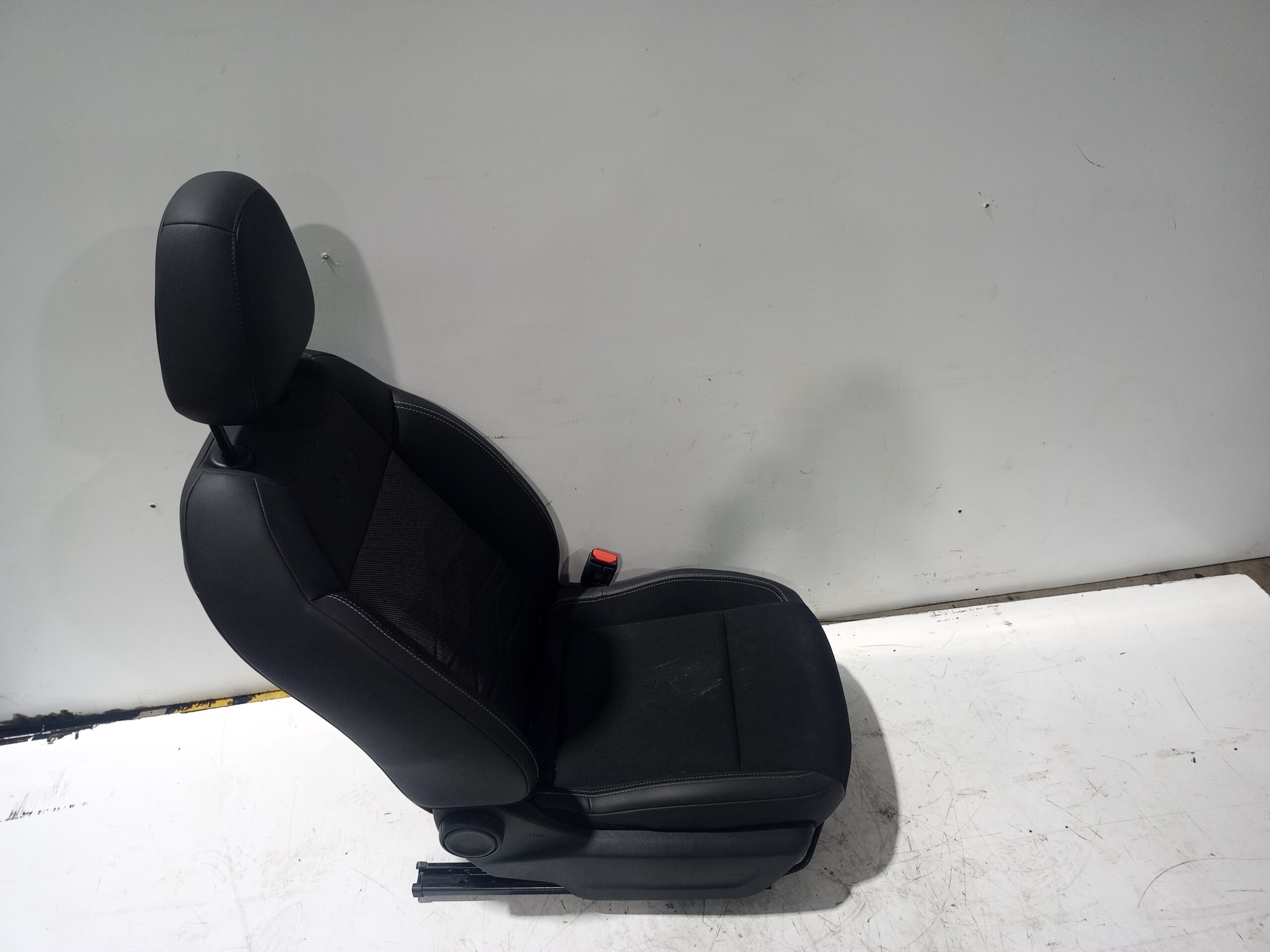 asiento_delantero_derecho_0006000633568_jeep_avenger_altitude