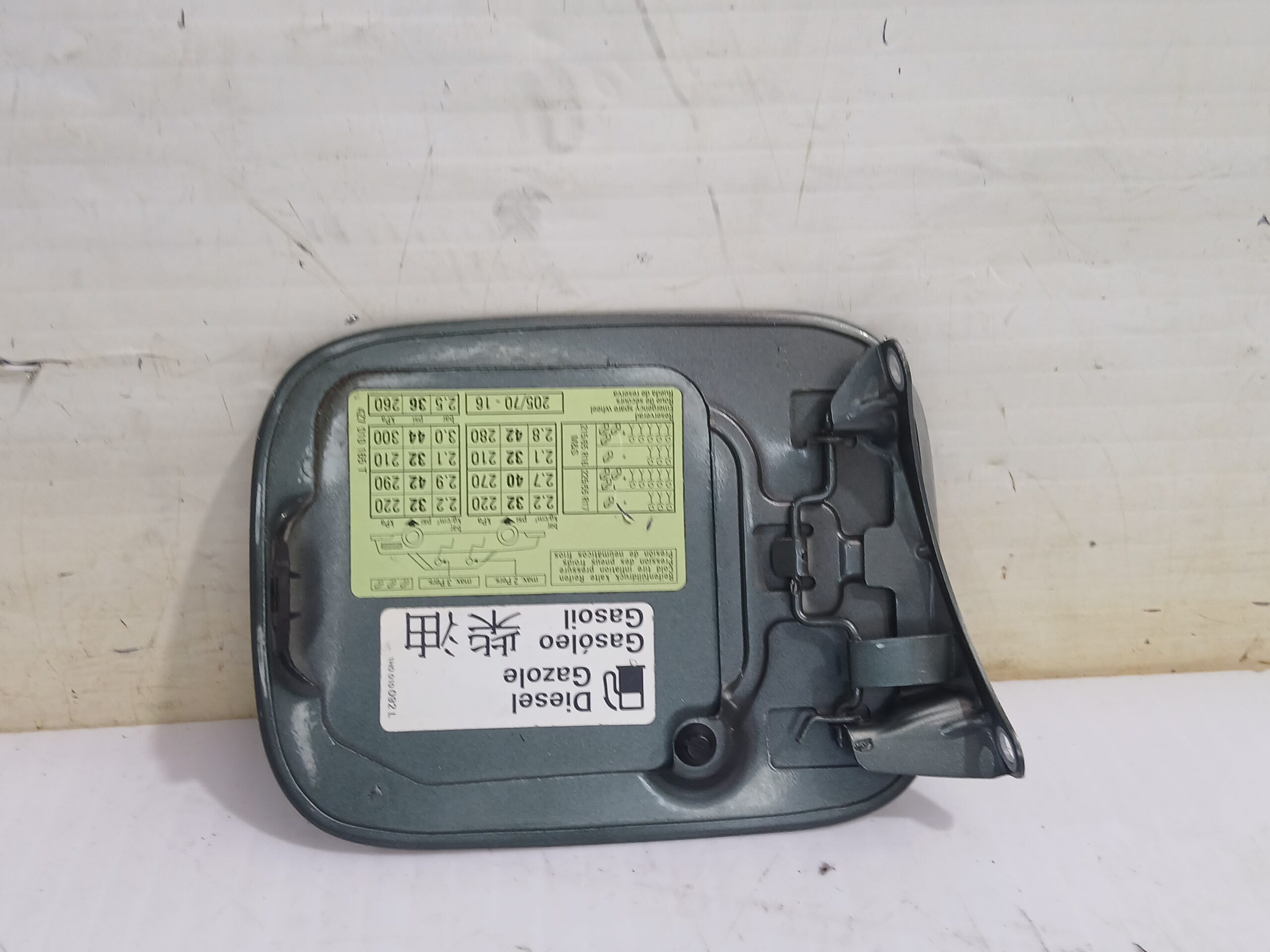 tapa_exterior_combustible_4z7010165t_audi_a6_avant_4b5_2_5_tdi_quattro