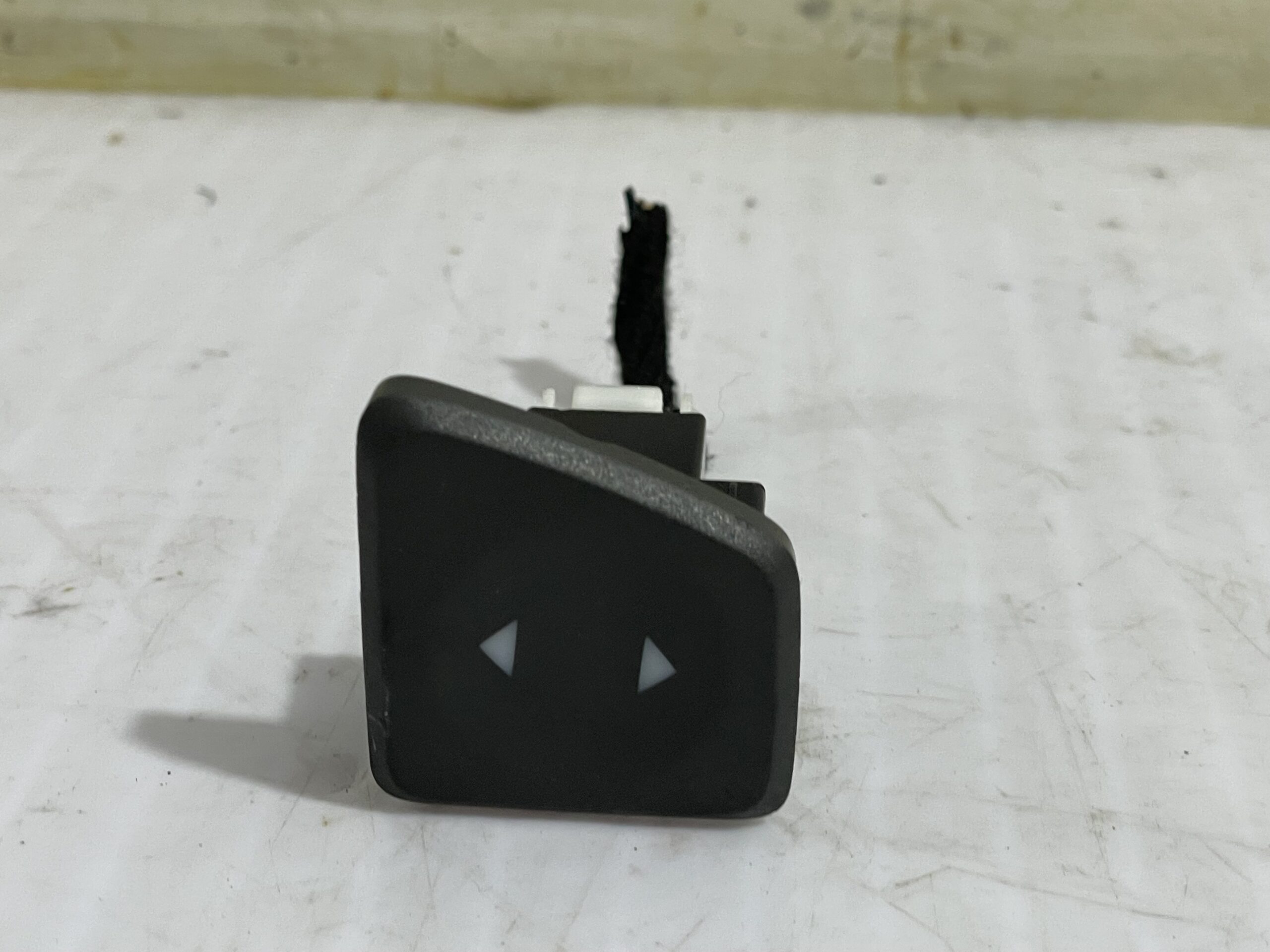 mando_elevalunas_delantero_izquierdo_e30500_fiat_500_cabrio_150_aniversario