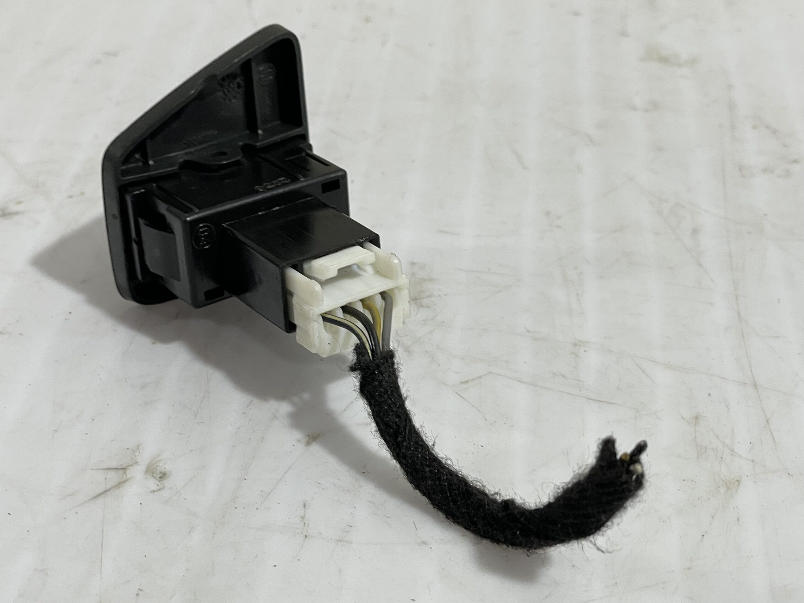 mando_elevalunas_delantero_izquierdo_e30500_fiat_500_cabrio_150_aniversario