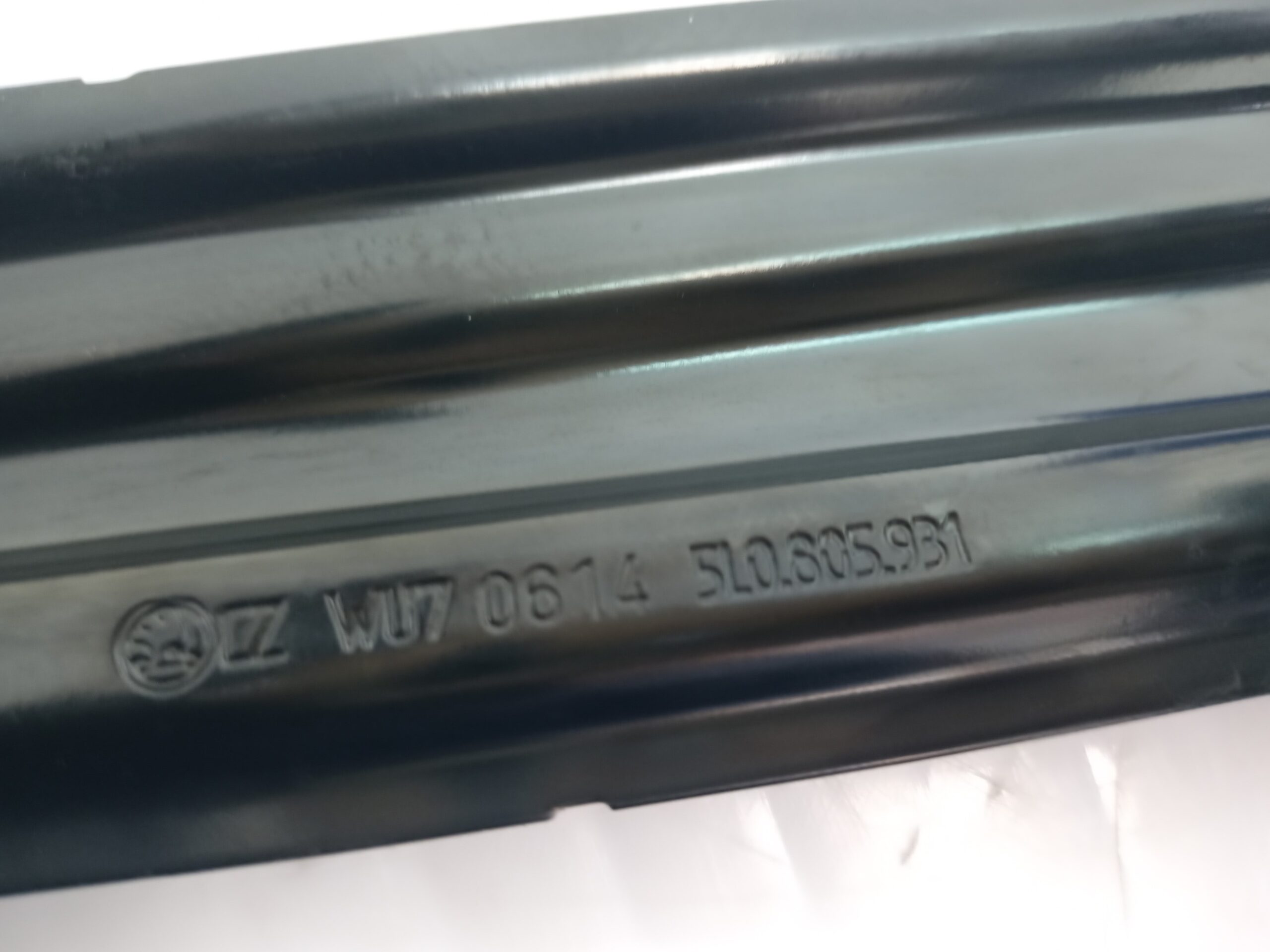 soporte_faro_izquierdo_5l0805931_skoda_yeti_active