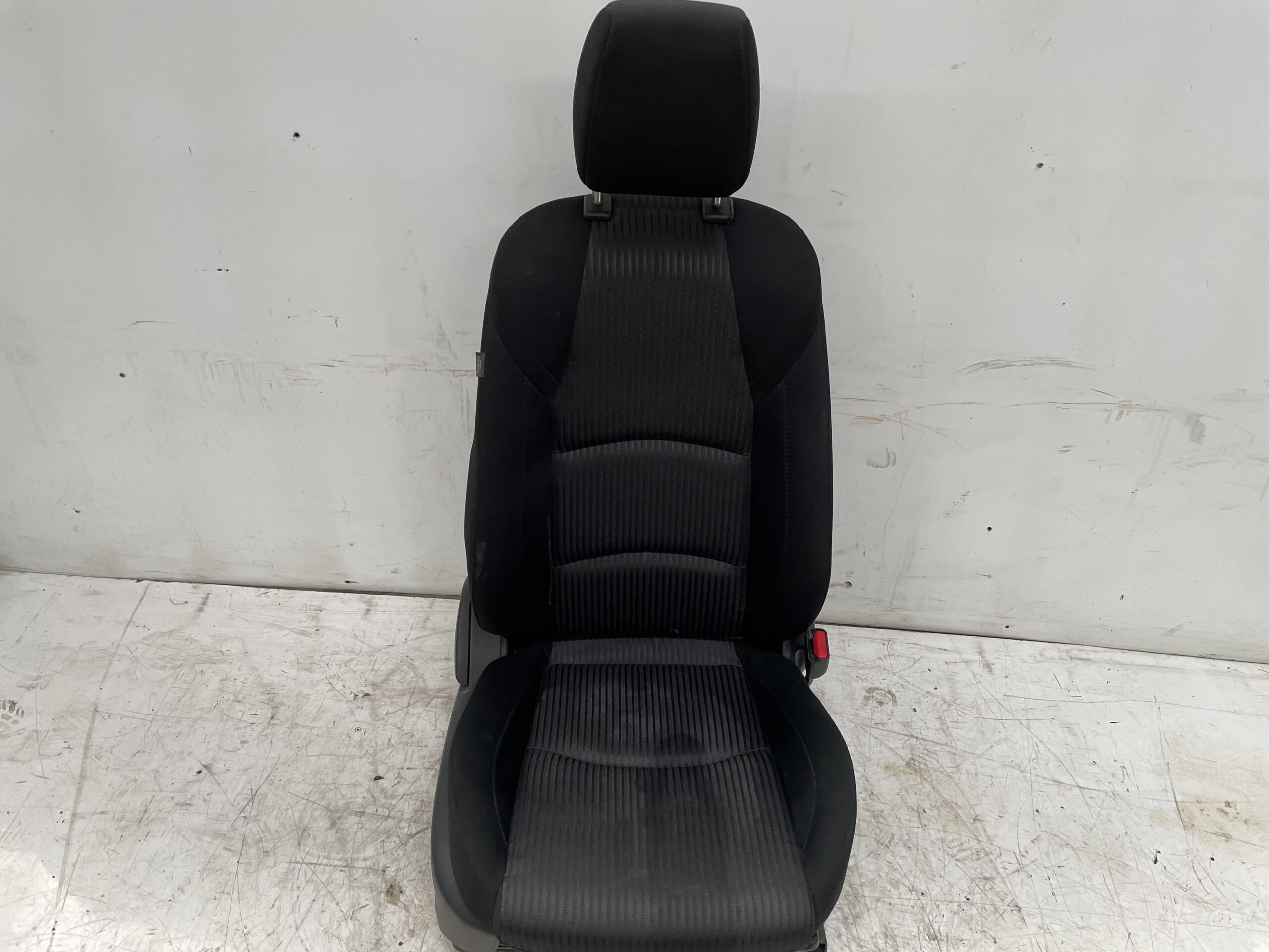 asiento_delantero_derecho_bje388680_mazda_3_lim_center_line