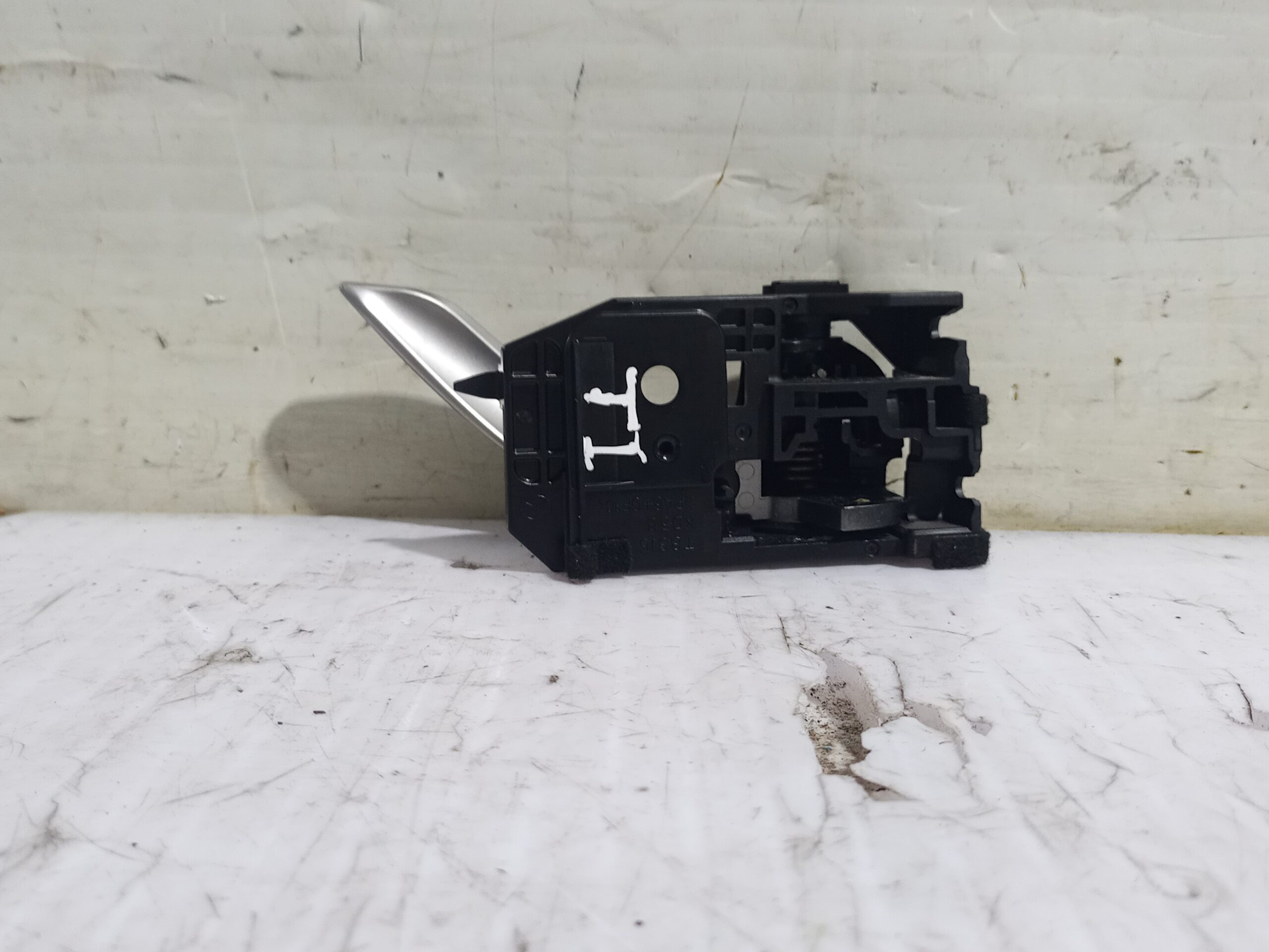 maneta_interior_trasera_izquierda_t8315kd53_mazda_3_lim_center_line