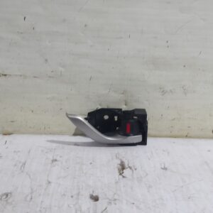 maneta_interior_delantera_derecha_kd53t8314_mazda_3_lim_center_line