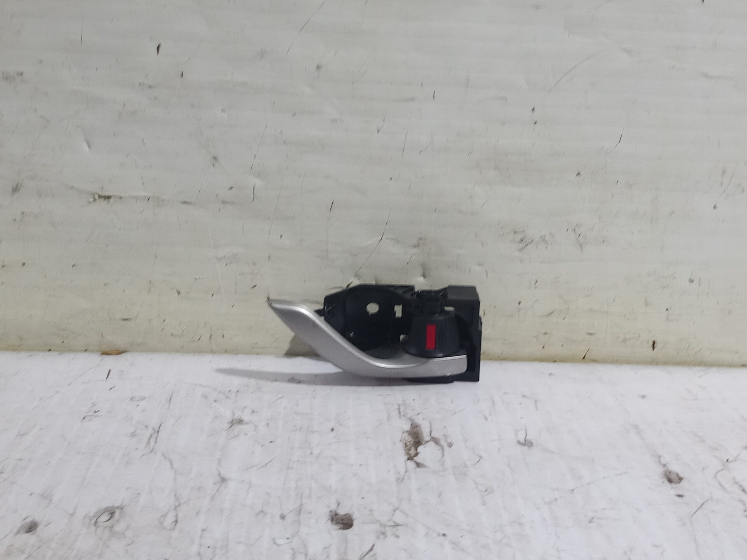 maneta_interior_delantera_derecha_kd53t8314_mazda_3_lim_center_line