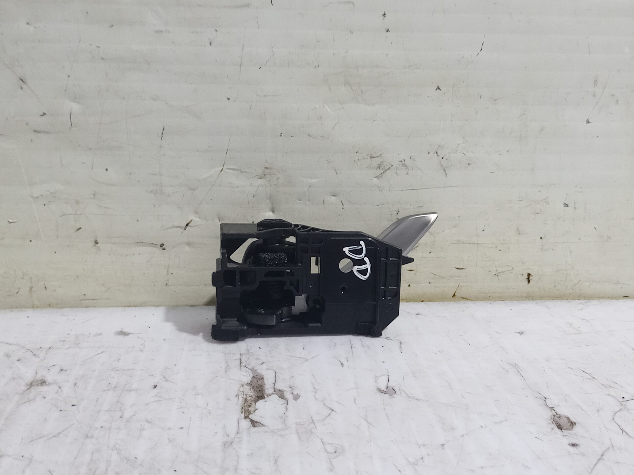 maneta_interior_delantera_derecha_kd53t8314_mazda_3_lim_center_line