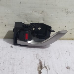 maneta_interior_delantera_izquierda_t8315kd53_mazda_3_lim_center_line