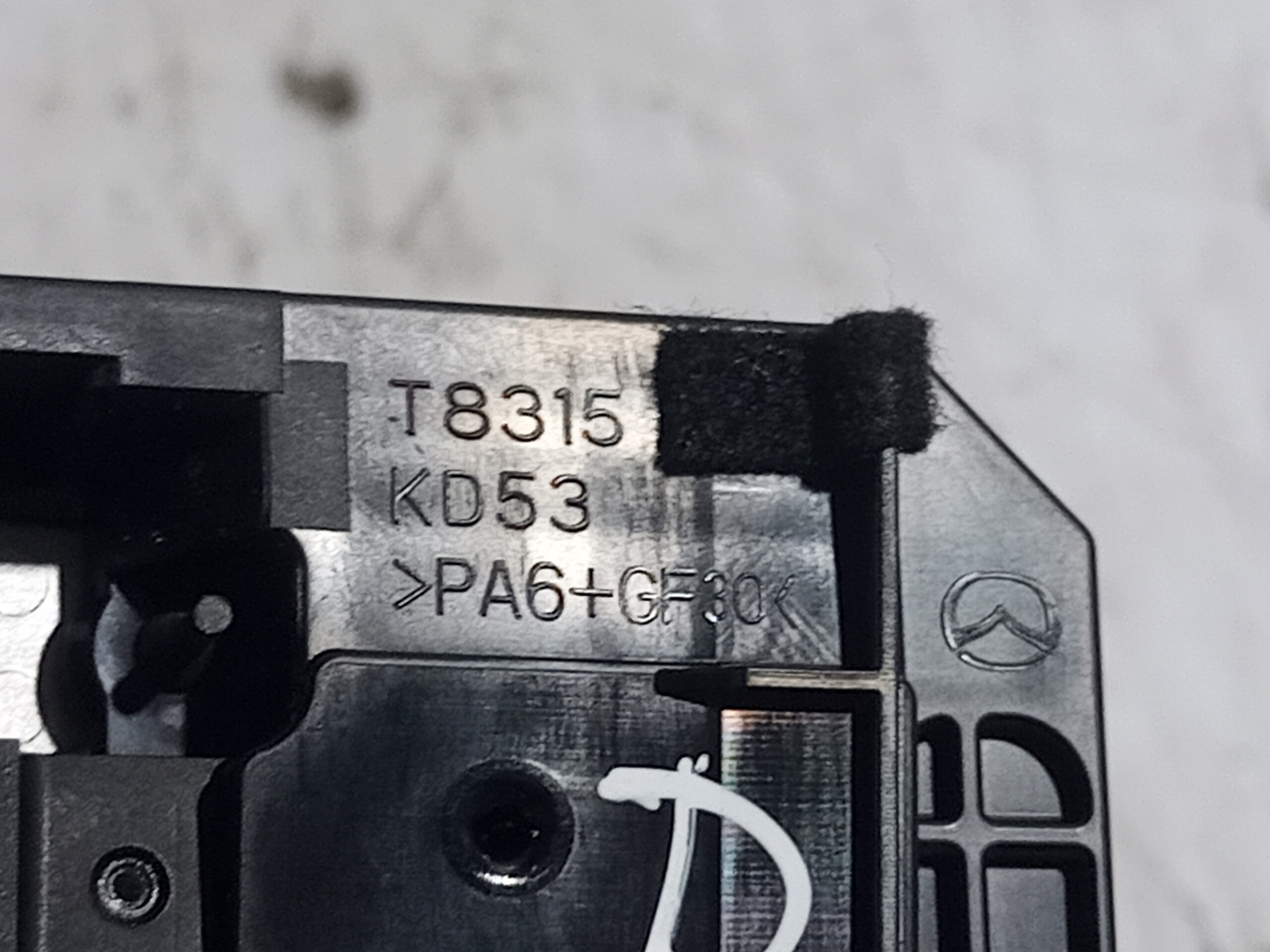 maneta_interior_delantera_izquierda_t8315kd53_mazda_3_lim_center_line